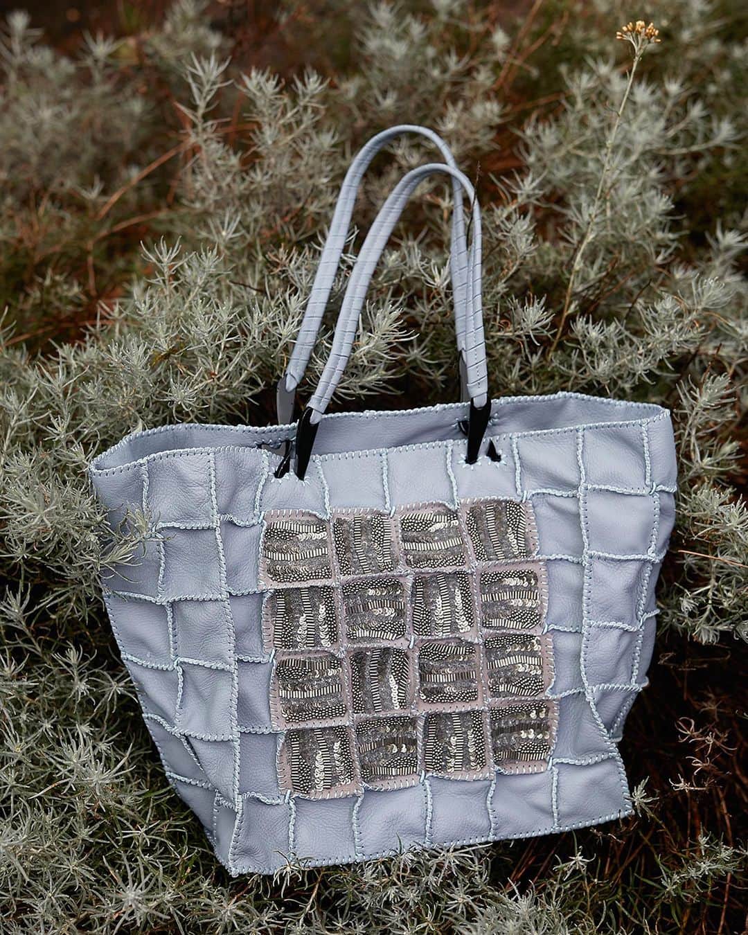 ジャマンピュエッシュのインスタグラム：「Jamin Puech combines two types of artisanal crafts - a patchwork of meticulously sewn leather and hand-embroidered patches.」