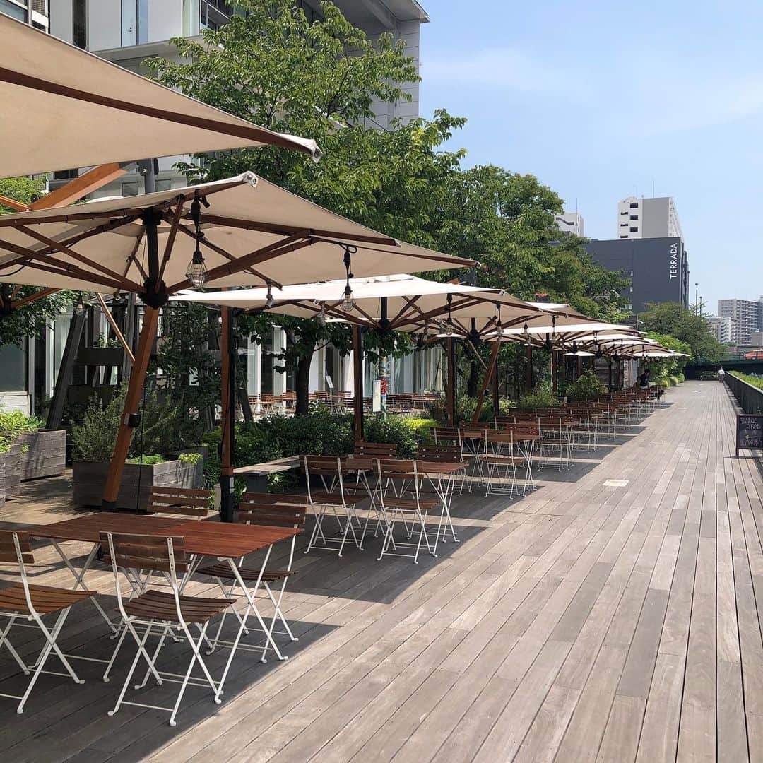 Warehouse TERRADA 寺田倉庫のインスタグラム：「真夏の天王洲運河。  ボードウォークにはパラソルがずらりと並び、強い日差しの中で貴重な日陰を作り出しています。  そのすぐそばにある「緑の道」エリアでは、お昼限定でキッチンカーがオープンしています。 オフィスやご自宅へのお持ち帰りはもちろん、開放的な運河沿いのテーブル席や涼しいTMMT内でも楽しめます。 スケジュールや出店情報など、詳しくはこちらから→@tennoz_grab」