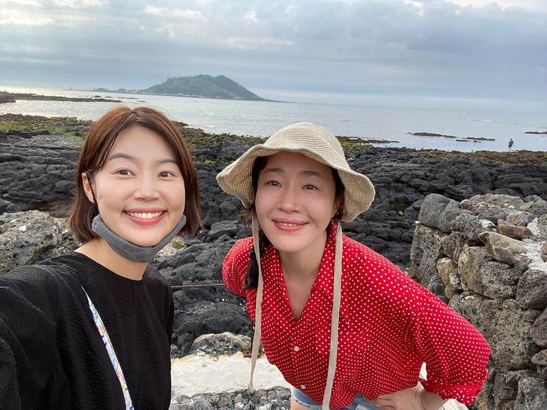 オム・ジウォンさんのインスタグラム写真 - (オム・ジウォンInstagram)「지혜와 제주도💕  계획에 없던 일박이일 제주도 여행. 어디든 떠날수 있는 곳에 친구가 있는건 참 감사한 일이에요~  제주여행기는 오늘밤 #엄튜브 에 올려둘게요💕」8月7日 17時14分 - umjeewon