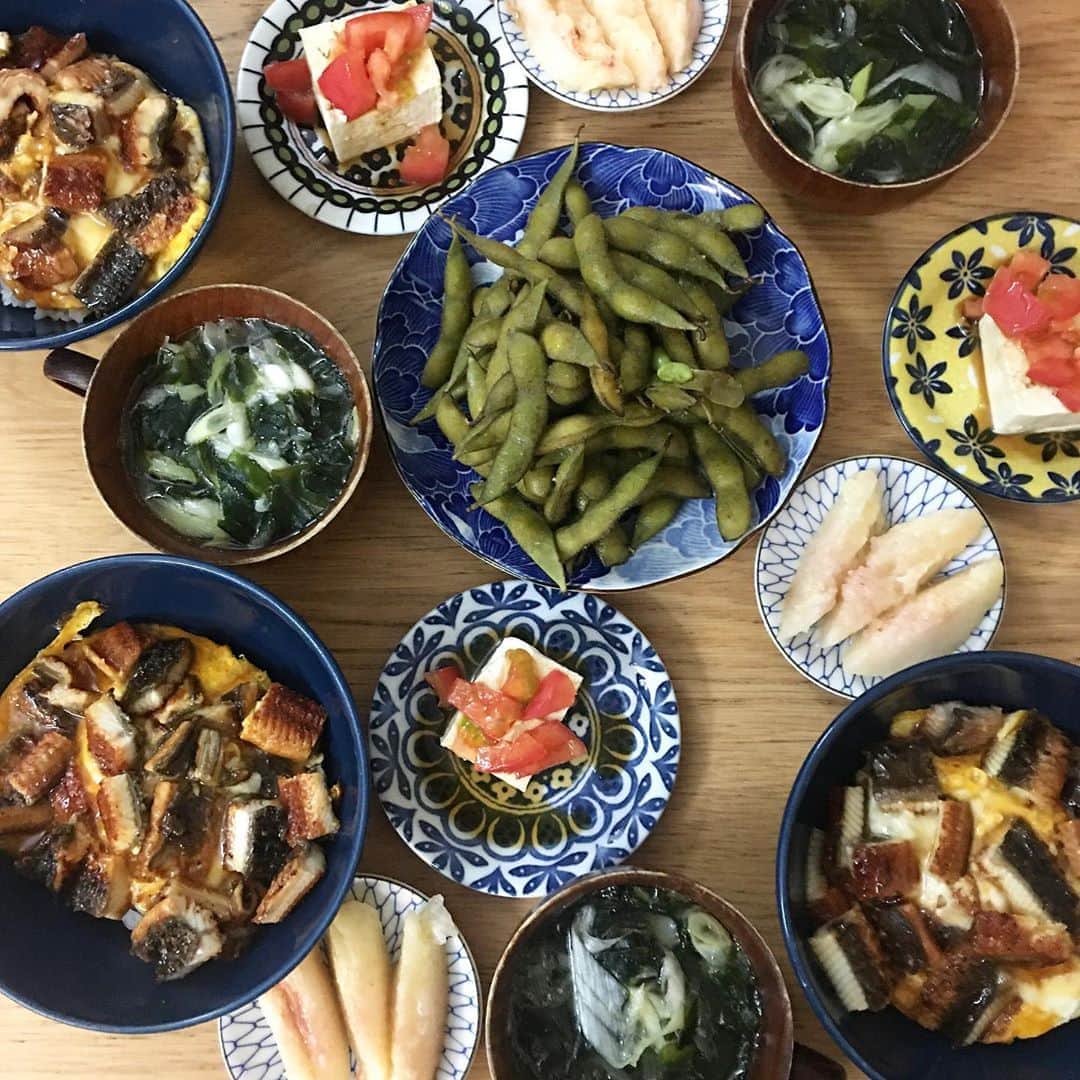 のインスタグラム：「hello!もう8月ですね！ 皆様はどうお過ごしですか？ いつしかの夜ご飯🍚 夏になると食べたくなる 鰻と桃は通販で 鰻は　@unadaimyo  桃は　@minoru___farm  美味しいものをお取り寄せ。最近食べ物の通販が気になってるかな！是非注文してみてね！ちなみに鰻はキャンペーン中だからもしかしたら貰えちゃうかも？#うな大名アレンジレシピ2020夏  さて、 我が家は、春休みに海外を予定していたんですが、なくなく中止になってしまった子供達とのトリップ。しばらく海外へのトリップはできませんが、夏休み、このコロナをきっかけに、自然に近かったり、都心以外に興味が湧いています👩‍👧‍👦 * * #夜ごはん#和食ごはん#毎日ごはん#うなぎ#うな丼#鰻好きな人と繋がりたい#桃#peace#果物大好き#ごはん日記#ごはん記録#キャンペーン実施中#こどものいる暮らし#ズボラ主婦#ずぼら飯#料理上手になりたい」