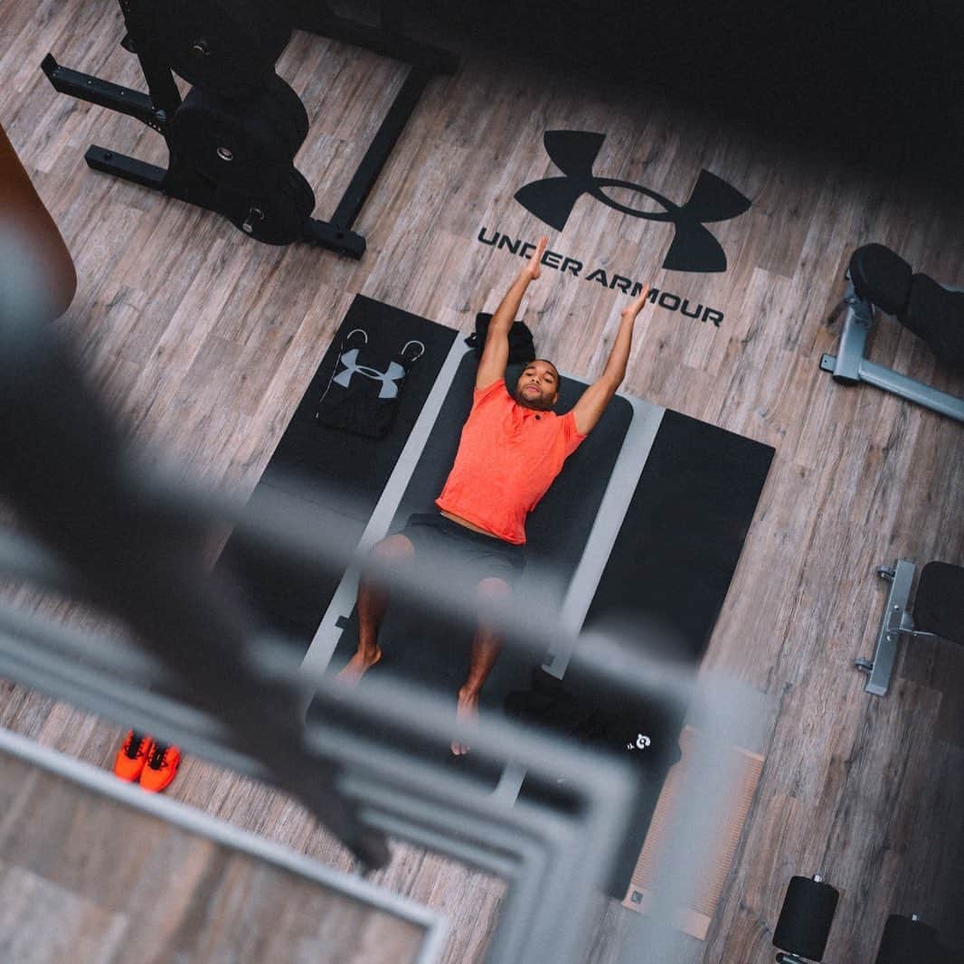 ヨナタン・ターのインスタグラム：「We rest and we recover but we don’t quit.  Success is the goal and we still have one big thing in mind. 💪🏾 #ThroughThisTogether @underarmourdach」