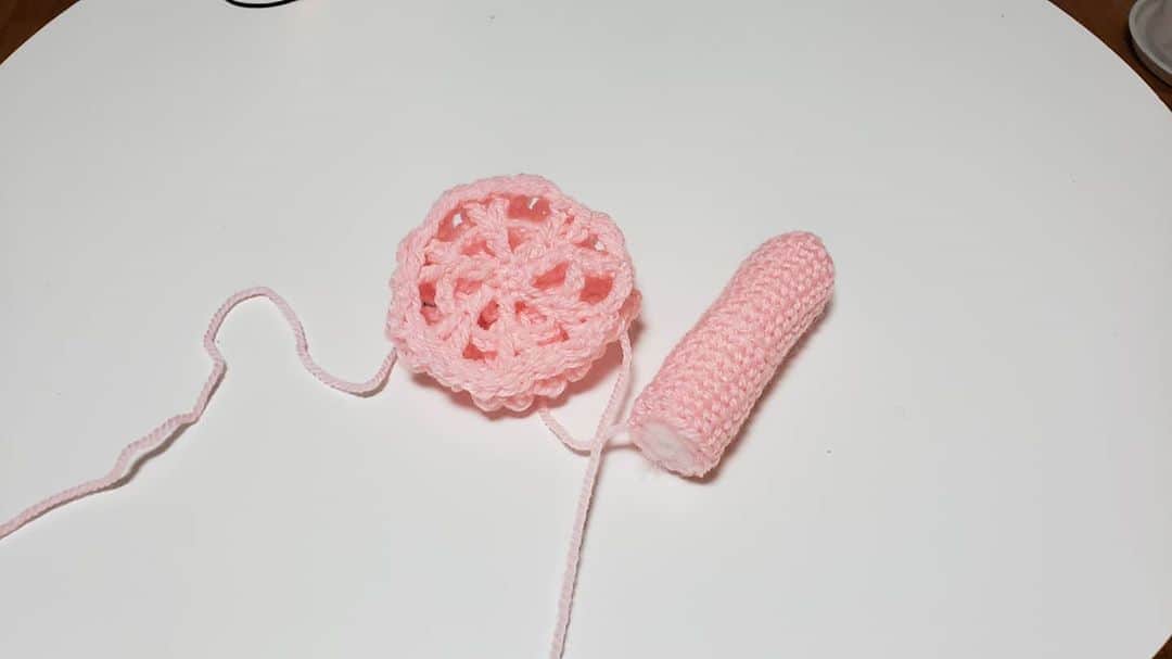 アイパー滝沢さんのインスタグラム写真 - (アイパー滝沢Instagram)「新作編み物70 『携帯扇風機』 このくそ暑い季節にぴったりの扇風機を編んだぜ。もちろん羽根も付けた。羽根が無いと風起きないからね。ホゥ。でも扇風機なのに何故か暑苦しいよねホゥ。 最後はサ店で違和感なく自然に持ってるよね。ホゥ。 #handmade #knitting #Crochet #fan #あみぐるみ #ハンディ扇風機 #携帯扇風機 #Portablefan #ハマナカ毛糸使用 #ボニー #よしもと手芸人 #任侠 #アイパー #熱中症対策 #かぎ針編み #knitting_art」8月7日 17時17分 - t.aipa