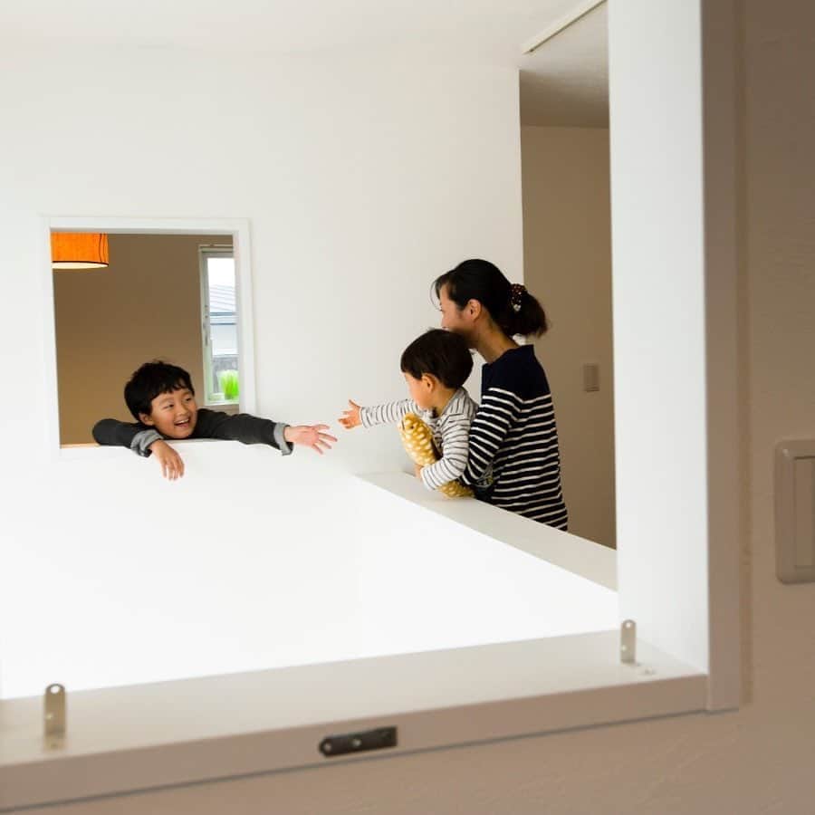satsumahomeのインスタグラム：「. 吹き抜けのある2回踊り場を挟むようにしてしつらえたこども部屋には、オープンの小窓を設置。 通風はもちろん、1階にいるパパママとも会話ができます🌱 -------------- 🏡LINE友達追加  毎週イベント情報や豆知識を配信♪  こちら👉@sh.lineinfo  ------------------------------------------- 🏠さつまホームメインページ  オシャレな施工例を配信中！  こちら👉@satsumahome  ------------------------------------------- 🏠さつまホーム資料請求専用ページ  資料請求ご希望の方は  こちら👉@sh.request  ------------------------------------------- 🏠さつまホームイベント専用ページ  イベント情報・予約をご希望の方は  こちら👉@sh.eventinfo  ------------------------------------------- ・  #さつまホーム #無添加住宅 #漆喰 #無垢床 #箕面 #北摂 #goooodhome #くらし #instahouse #instahome #施工例 #注文住宅 #ナチュラル #小窓 #子ども部屋 #こども部屋 #子どものいる暮らし #こどものいる暮らし #吹き抜け #吹抜け #吹き抜けのある家 #吹き抜けリビング #家族の時間 #漆喰壁 #漆喰の壁 #漆喰の家 #健康住宅 #無垢フローリング #無垢床 #マイホーム」