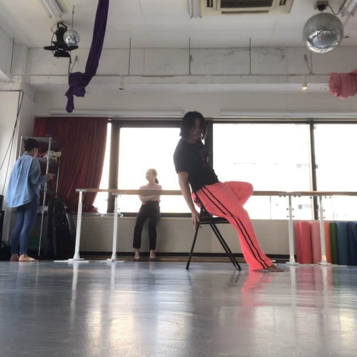 のインスタグラム：「今日はあんまり踊れなかった、、 難しかった、。  @myproteinjp のマイプロテイン パワー グラフィック Tシャツ着たよー  #柔軟 #ストレッチ #ボディメイク #体幹 #バランス #ダイエット #acrochair  #yoga #脚 #トレーニング #椅子 #イス #チェアー #chair #training #fitness #fit #body #workout #happy #instagood #style #instafollow #followme #girl #ladies #love」