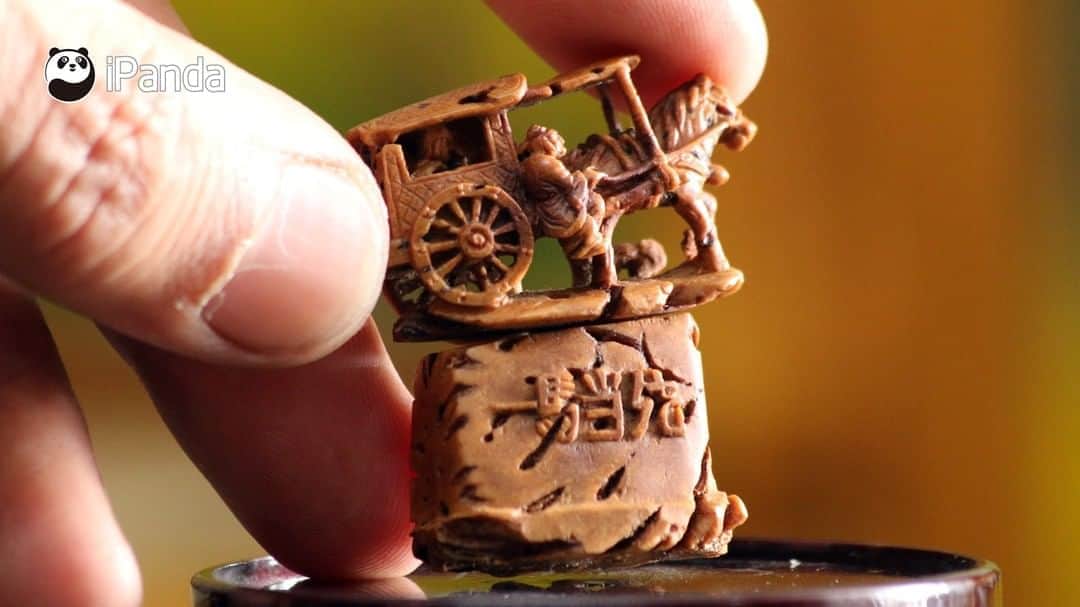 iPandaさんのインスタグラム写真 - (iPandaInstagram)「Can you imagine carving a panda out of a grain of mung bean? Well, an old Chinese craftsman in Nanjing, east China’s Jiangsu province did it!  These Chinese miniature carving artists carve vivid sculptures out of nuts, leaves, egg shells, bones, etc. 🤩 🤩 🤩 #Panda #iPanda #Cute #PandaPic #ChineseCulture」8月7日 17時28分 - ipandachannel