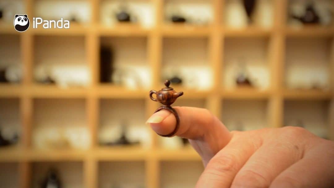 iPandaさんのインスタグラム写真 - (iPandaInstagram)「Can you imagine carving a panda out of a grain of mung bean? Well, an old Chinese craftsman in Nanjing, east China’s Jiangsu province did it!  These Chinese miniature carving artists carve vivid sculptures out of nuts, leaves, egg shells, bones, etc. 🤩 🤩 🤩 #Panda #iPanda #Cute #PandaPic #ChineseCulture」8月7日 17時28分 - ipandachannel