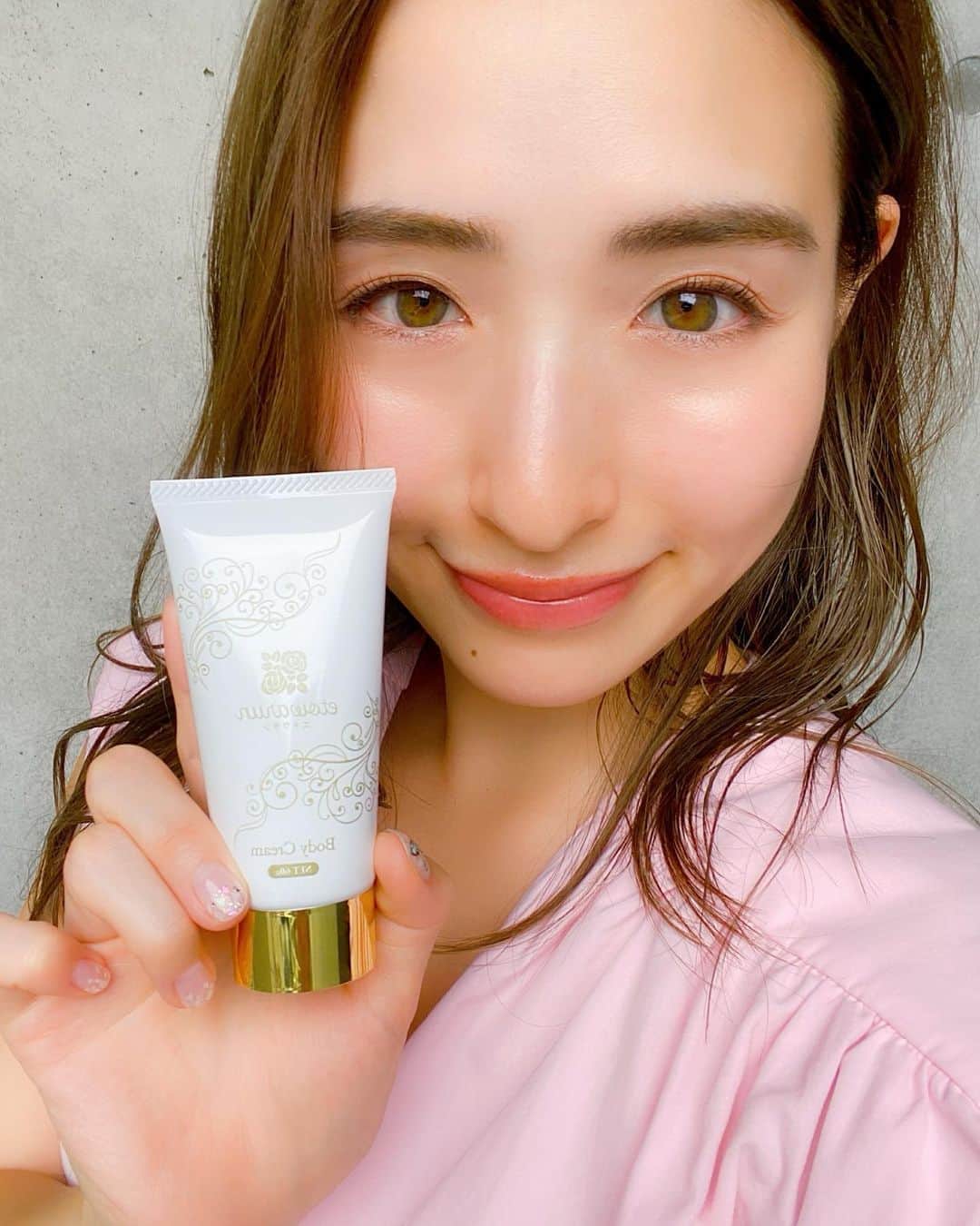 齊藤家澄さんのインスタグラム写真 - (齊藤家澄Instagram)「高級エステクオリティのマッサージクリームエトワランご紹介します😆😆😆💓  かんはほんと幼児体型の上半身太っちょ型猫型ロボなんですが、 こちらのクリーム嬉しい二の腕特におすすめクリーム!!!💪( ᵒ̴̶̷ωᵒ̴̶̷ 💪)🧡🧡🧡  形成・美容外科とカリスマエステ講師さんが共同開発した高級マッサージ用クリームで お顔や全身に使えます😆✌️  芸能人の愛用者もたくさんいてるみたい(:3 Φ )))🎶  つけた瞬間高級ないい香りで すーっと肌になじんで、マッサージしやすいです！😚🎶🌈 丁寧に書いてるマッサージのやり方パンフレットもすごくお勉強になるなり😚💓  真面目にがんばるとかなり細くなりそう❤ 露出多い季節だからがんばってマッサージします❤  詳しくは動画か @etowarun  ☝️☝🏻☝🏼☝🏽☝🏾☝🏿みてみてね🥰💕  #etowarun  #エトワラン　 #痩身 #全身 #痩身クリーム #エステクリーム #リンパマッサージ #燃焼 #分解 #美白 #促進 #スリム」8月7日 17時32分 - kanchi_w