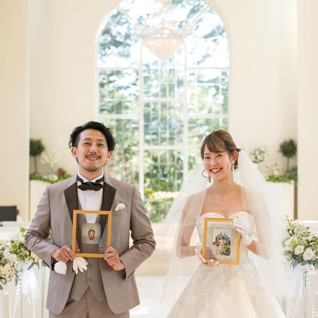 のインスタグラム：「想いが届く1日 今日まで育ててくれてありがとう たくさんの愛情をこれからは 隣にいる大事な人と育てていきます . #チェルシーコート #ガーデンウエディング #前撮り#プロポーズ #プロポーズされました #ゼクシィ #forest #ラスティックウエディング#ウエディングケーキ #グリーンウエディング #手作り#wedding #marryyou #花嫁 #diy #自然 #greenwedding #森ウエディング #2020秋婚#結婚式準備記録 #チャペル#greenwedding #green#ザチェルシーコートおゆみ野garden #チーム2020#forestwedding #night#指輪#結婚しました」