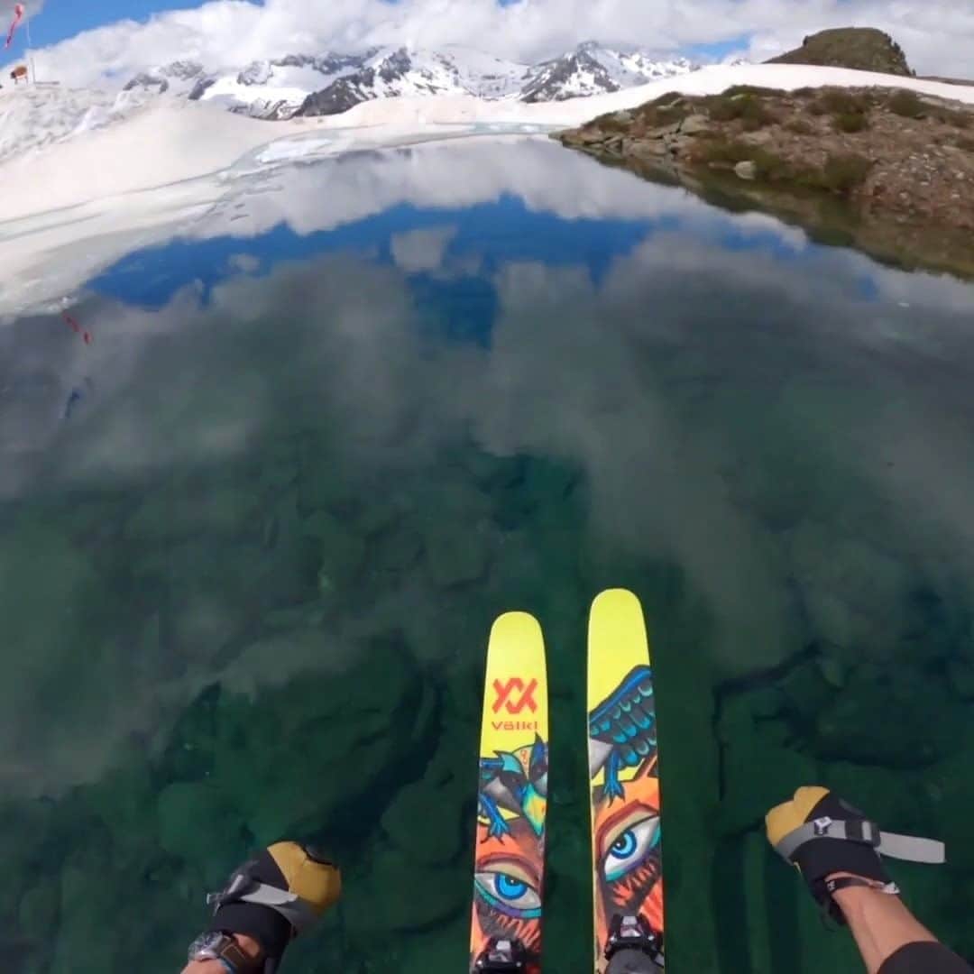 レッドブルのインスタグラム：「this is art 🤤  ⛷ : @markus1eder #redbull #givesyouwings #ski #water #skiing」