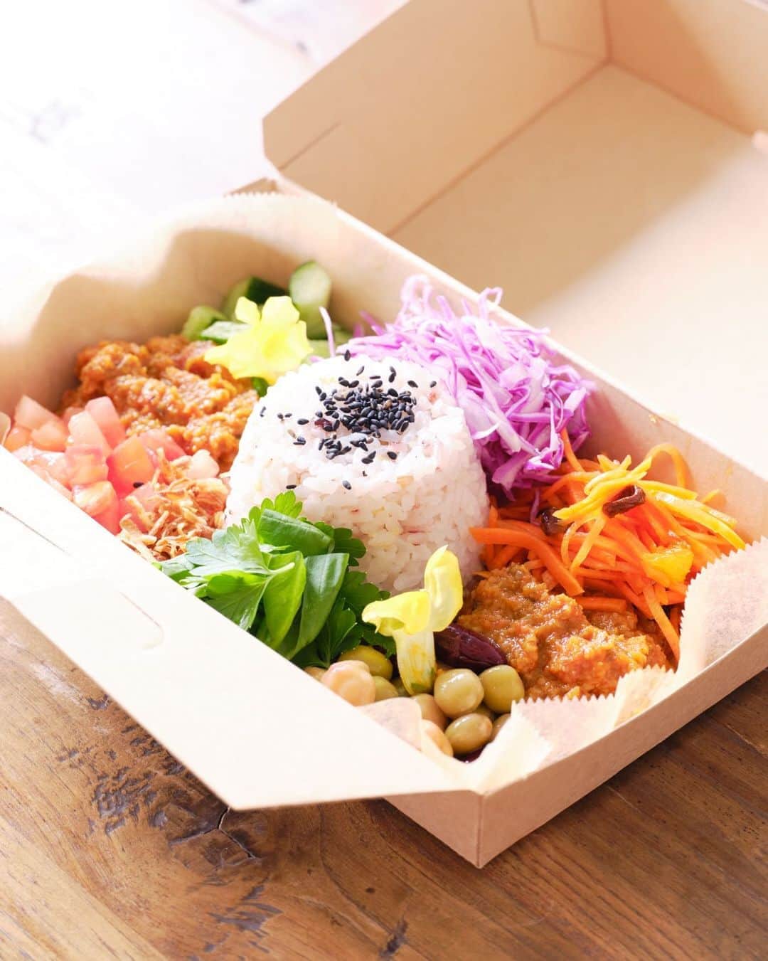 BOTANIST Tokyo（ボタニスト トウキョウ）さんのインスタグラム写真 - (BOTANIST Tokyo（ボタニスト トウキョウ）Instagram)「店内でのご飲食が不安だったり難しい時は、お持ち帰りメニューもあります🙆 オススメは、雑穀ごはんの薬膳カレー♪ ⠀⠀ ✔︎ 6種のスパイスが食欲を刺激する辛口味 ✔︎ 季節野菜の各種サラダと合わせてお召し上がれ ✔︎ ¥1,200（税込）※ヴィーガン対応、ドリンク付き ⠀⠀ 雑穀米は、肌代謝をサポートする、ビタミンB1、ビタミンB2が豊富に含まれています✨ 是非、お召し上がりください😊 ⠀⠀ ※ ご来店当日に体調に不安のある方は、どうぞご無理をなさらず今一度ご検討いただき、万全な状態で当店のサービスをお楽しみいただければ幸いです。 ⠀⠀ #BOTANIST #ボタニスト #botanisttokyo #ボタニストトウキョウ #botanicalbeauty ⠀⠀ 🛀@botanist_official 🌍@botanist_global 🇨🇳@botanist_chinese」8月7日 17時43分 - botanist_tokyo