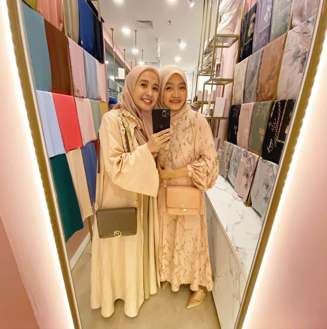 ラウディアシンシアベラのインスタグラム：「بِسْمِ اللَّهِ..  Ini salah satu mimpi kita yang Allah Ta'ala kabulin.  "Punya store baru" 🥺🙏🏼 Alhamdulilah.. Allah Subhaanahu Wa Ta'ala kasih kesempatan baik ini untuk kitaaa yaaa mommyuu @ayudyahandari 🥺 Seneng bangeeettt yaAllah. Aku percaya Allah’s timing is perfect in every matter🤗 . . Terimakasih yaaaa temen-temen yang sudah mampir ke store baru kita di mall kota kasablanka jakarta  & L 'Padang 🤍 semoga event yang kepending kemaren bisa terealisasikan di  Jakarta dan Padang. Aminnnnn🌸 Stay Healthy and Always Tawaqal to Allah Subhaanahu Wa Ta'ala yaaa😊」