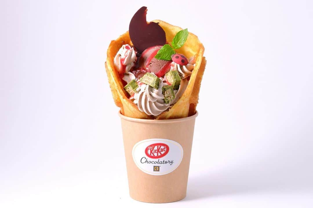 KITKAT Chocolatoryさんのインスタグラム写真 - (KITKAT ChocolatoryInstagram)「8月4日(火)に全国では8店舗目、都内では4店舗目、「キットカット ショコラトリー」として初となる体験型ショップ、ミヤシタパーク渋谷店がオープンいたしました。﻿  ふわふわ、しっとり食感のワッフル風「キットカット」スイーツや、サブリム ビターのクーベルチュールチョコレートを贅沢に使った濃厚で深みのあるオリジナルソフトクリームなど、この店舗でしか体験できない限定スイーツをご用意しています。﻿ ﻿ #キットカット #キットカットショコラトリー #チョコ #スイーツ #カフェ #渋谷 #東京 #MYキットカット #世界に一つのキットカット #ミヤシタパーク #Kitkat #Kitkatchocolatory #Chocolate #sweets #cafe #Shibuya #Tokyo #MyKitkat #MIYASHITAPARK」8月7日 17時45分 - kitkat_japan_official