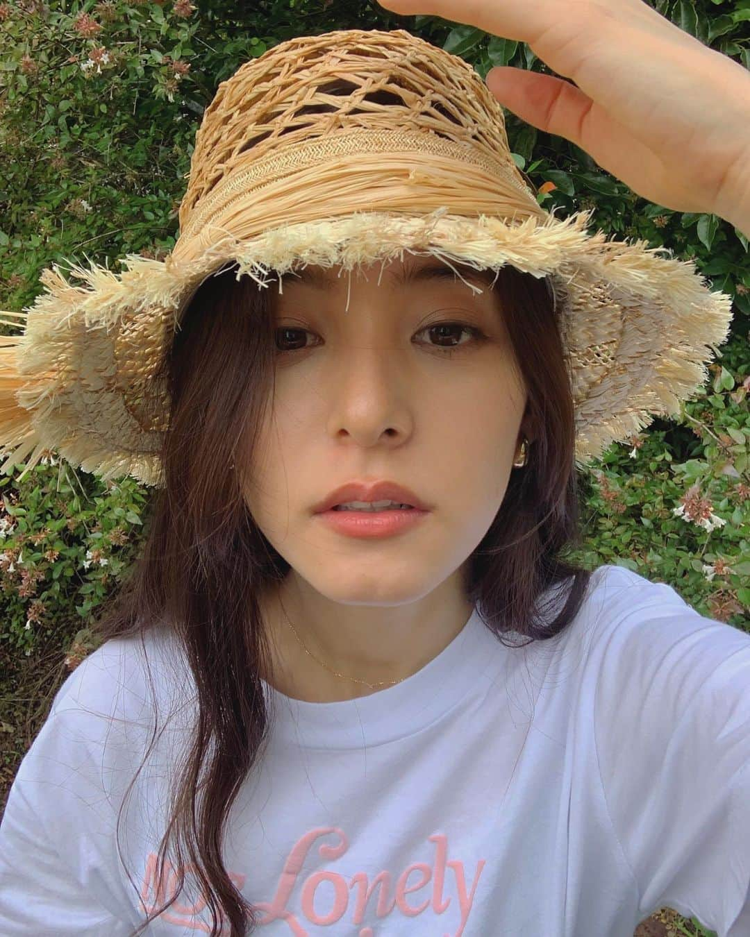 新木優子さんのインスタグラム写真 - (新木優子Instagram)「hat : @dior  T-shirt : @not_lonely_tokyo  earring : @knowhowjewelry  necklace : @agete_official_aoyama   Ｔシャツと麦わら帽子👒♡  撮影の時だけマスク外しています🙇🏻‍♀️✨」8月7日 17時46分 - yuuuuukko_