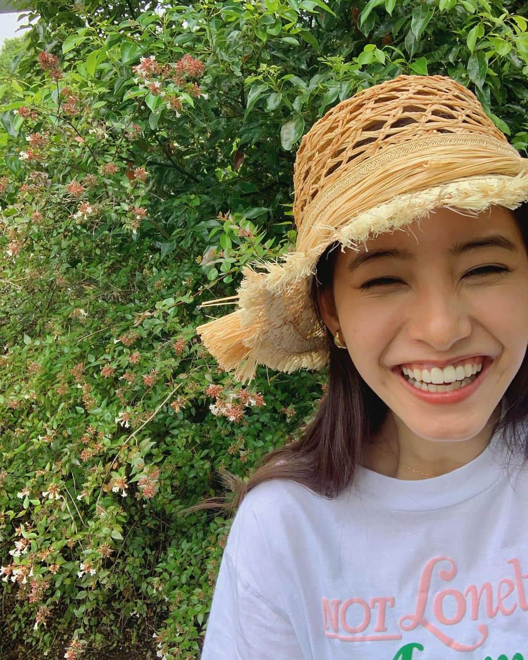 新木優子さんのインスタグラム写真 - (新木優子Instagram)「hat : @dior  T-shirt : @not_lonely_tokyo  earring : @knowhowjewelry  necklace : @agete_official_aoyama   Ｔシャツと麦わら帽子👒♡  撮影の時だけマスク外しています🙇🏻‍♀️✨」8月7日 17時46分 - yuuuuukko_