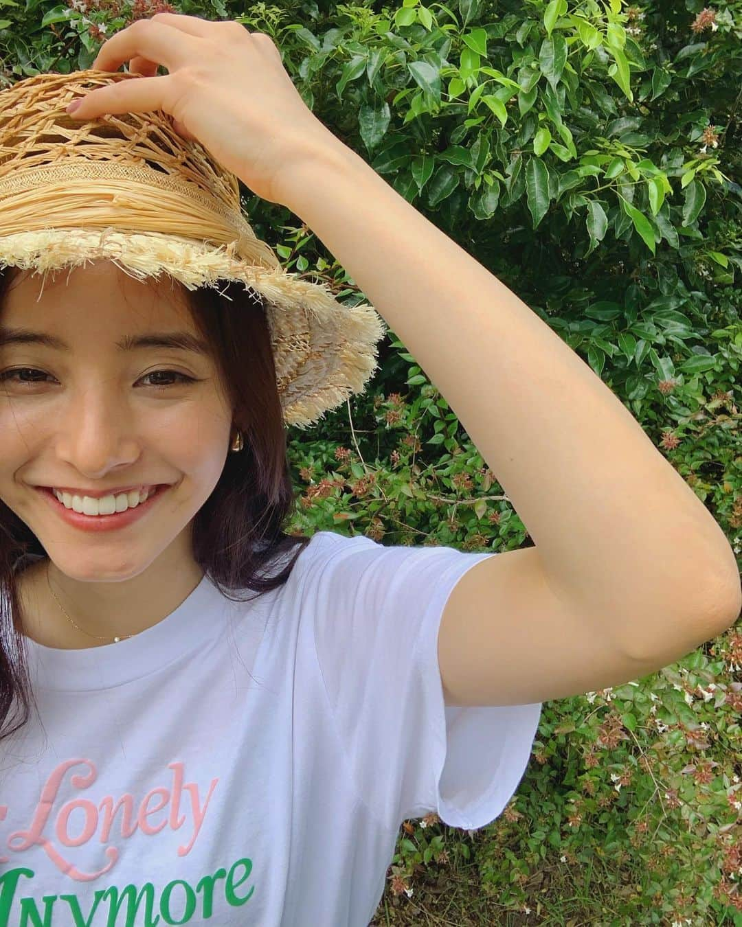 新木優子さんのインスタグラム写真 - (新木優子Instagram)「hat : @dior  T-shirt : @not_lonely_tokyo  earring : @knowhowjewelry  necklace : @agete_official_aoyama   Ｔシャツと麦わら帽子👒♡  撮影の時だけマスク外しています🙇🏻‍♀️✨」8月7日 17時46分 - yuuuuukko_