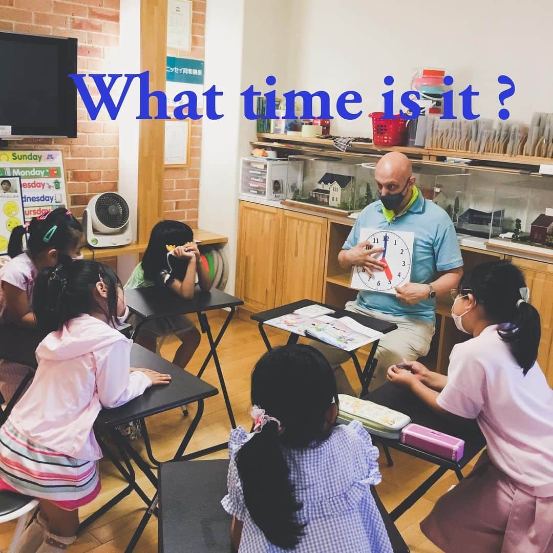 ユーロ英会話クラブのインスタグラム：「キッズレッスンの一コマです😍﻿ ﻿ 大きな時計で時間のお勉強してます🕰﻿ ﻿ みんなが大きくなって英語をしゃべる時、ぜったい役に立ちますね✌️﻿ ﻿ ﻿ ＝＝＝＝＝＝＝＝＝＝＝＝＝＝﻿ サチフル英会話クラブ﻿ http://sachifull.com/﻿ ☎0561-58-9450（代表） ﻿ 長久手本校 (長久手アピタ北側出口　徒歩1分)﻿ ●ベビークラス●キッズクラス●大人クラス﻿ 東浦校 (石浜駅　徒歩3分)﻿ ●キッズクラス●大人クラス﻿ ＝＝＝＝＝＝＝＝＝＝＝＝＝＝ ﻿ ﻿ #英語 #英会話 #英会話教室 #英会話スクール #キッズ英会話 #英語の勉強 #べびー #ベビー #子供 #子ども #キッズ #小学生 #中学生 #子連れ #子連れママ #ママ #初級 #超初級 #英会話初心者 #子供英会話 #海外旅行 #海外赴任 #留学 #instastudy #長久手 #東浦 #サチフル英会話クラブ #サチフル #時間のお勉強」