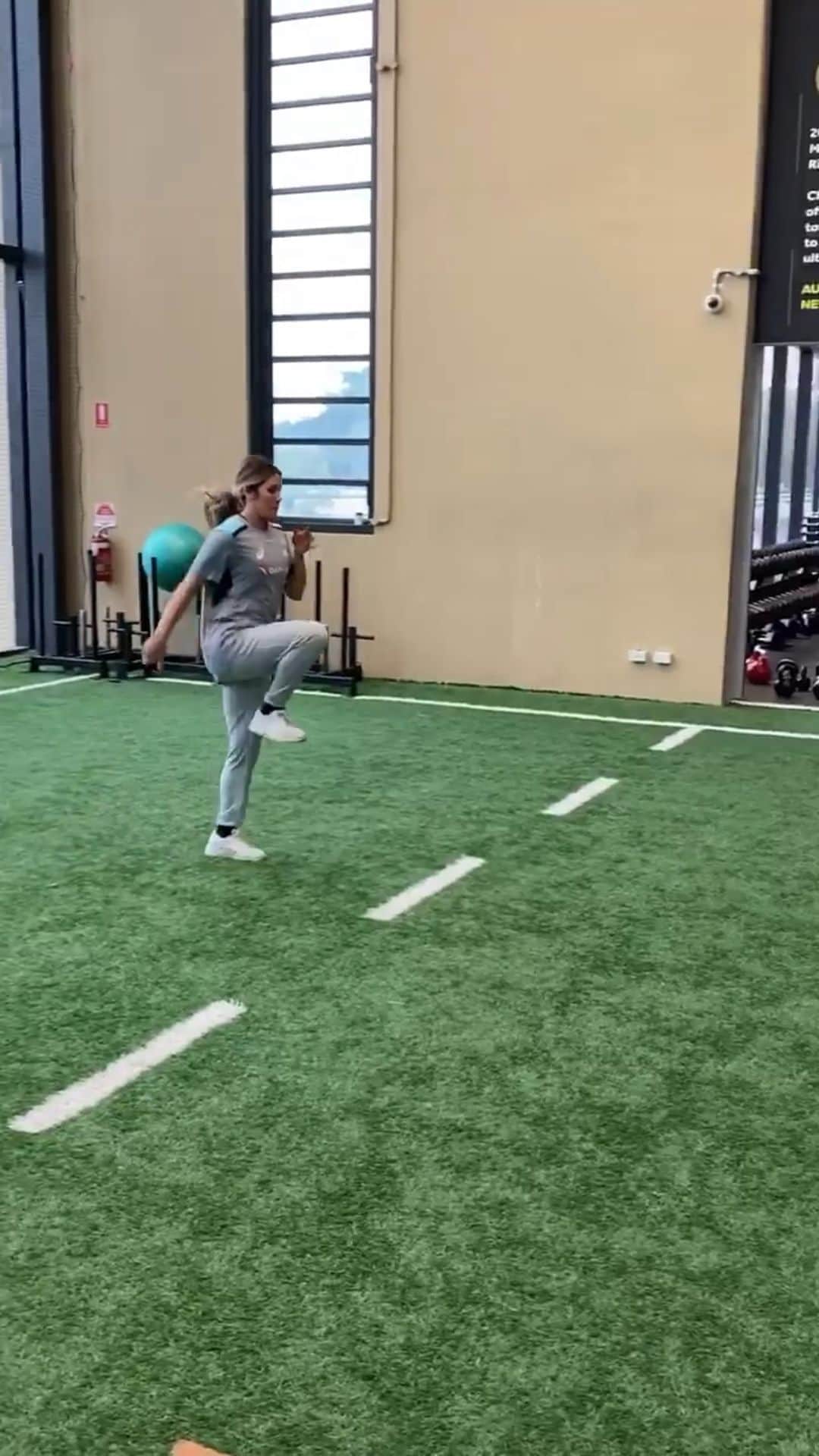 シャルロッテ・キャスリックのインスタグラム：「Return to run today! (Sorry for re upload had some technical difficulties) 🏃🏻‍♀️ 🏃🏻‍♀️ @humanperformancetc @francescafaulkner」