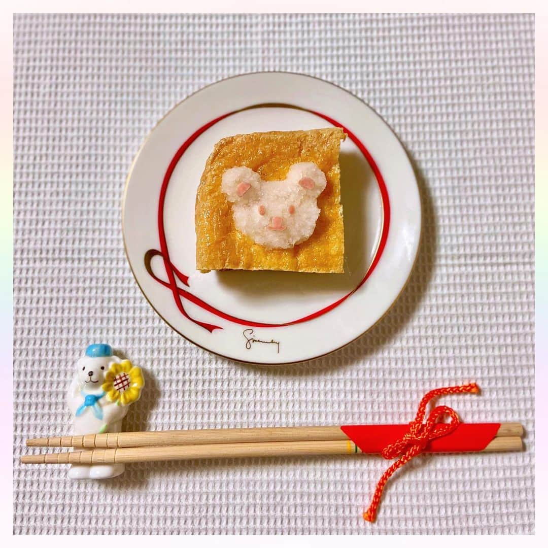 長柄ひろみさんのインスタグラム写真 - (長柄ひろみInstagram)「#foodstagram 🍙 ⋆ 暑くて食欲がなかったので、今日のおかずはサッパリと大根おろしをかけた厚揚げに😋 ⋆ 大根おろしをタイニーチャムにしました🧸🎀 小さい頃は名前がわからず、キティちゃんのクマのぬいぐるみと呼んでいた😂笑 大根おろしを可愛くするだけで、ちょっと食欲が湧いてきたぞ🤗 耳だけハムにしようと思ってたけど、目も鼻もハムにしちゃった🥓笑 ⋆ 手頃だけど、福井県の「谷口屋のおあげ」が美味しくて好き🥰 縦横は13cm程で、厚さが4cmぐらいある、大きめの油あげ。これは1/4にしたんだけど、これでも結構ボリュームある🤤 分厚いけど、ふわふわで美味しいんだ〜😆🍴 ⋆ 百貨店とかスーパーでも売ってるし、お取り寄せも出来るから買いやすいしね。 福井県は油あげ消費量が日本一なんだって‼️ そんな福井の中でも有名らしいので、美味しさに納得です😌👏🏻 ⋆ ⋆ #厚揚げ #タイニーチャム」8月7日 17時53分 - aoi_asahi