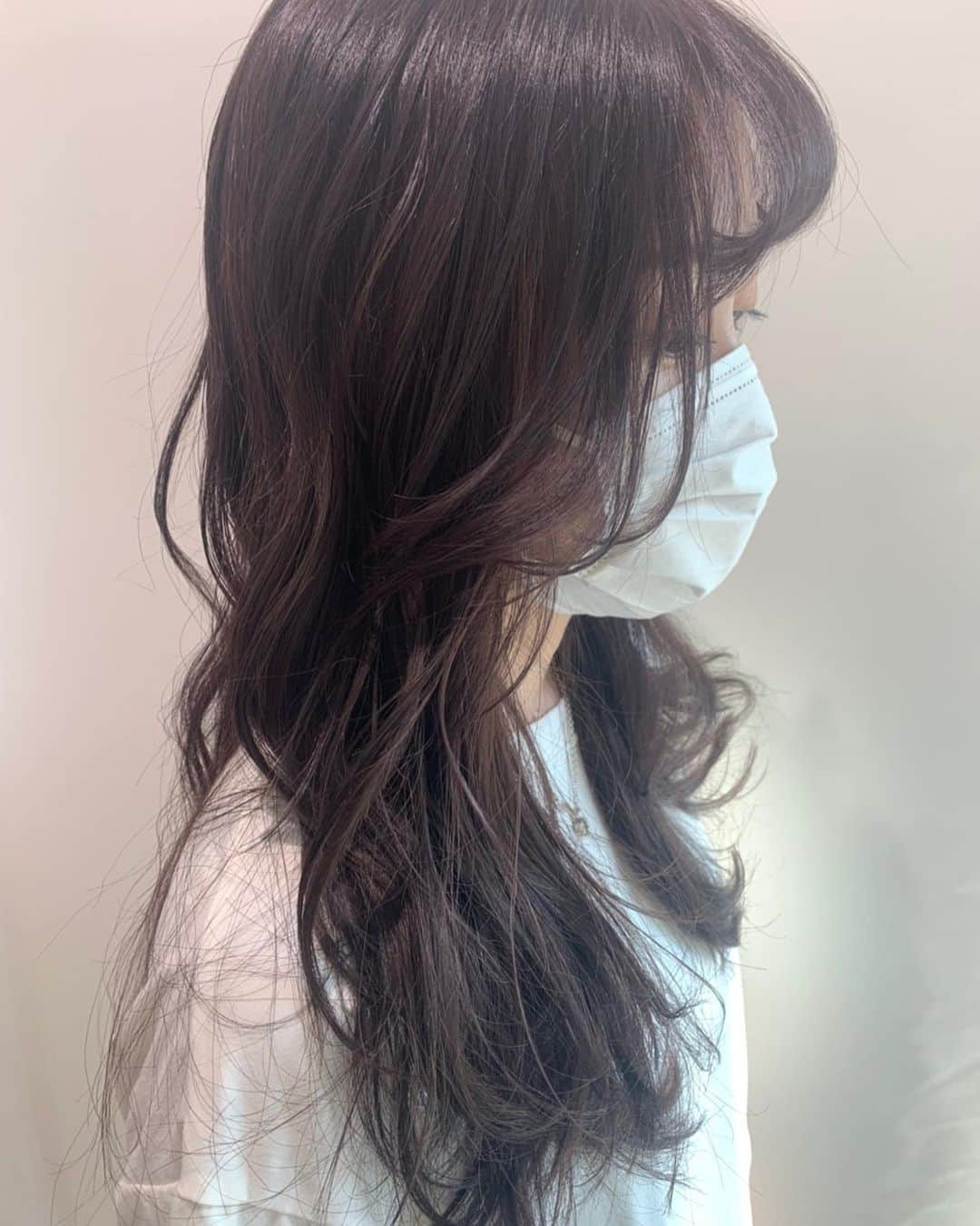 菜々香さんのインスタグラム写真 - (菜々香Instagram)「NEW HAIR 👩🏻‍🦰👩👩🏻‍🦰👩👩🏻‍🦰  今回の色もお気に入り!♡  何色ですかー？💜 とメッセージを頂くんやけど いつも雰囲気をお伝えしてお任せやねん。。🤔  たしか！ ラベンダー系✖️グレー系で混ぜてもらっている感じやよ💜🤍  顔まわりサイドにインナーカラーが隠れているんだーーー！ シャンプーするたびに 色がわかるようになるから楽しみです。 マジックや〜🧞‍♀️🧞  そしてこのオイルセラム。 美容院ASHが出してる オリジナルのシリーズの「ennic」。  顔にもつけられるんやって。👏  シャンプーとトリートメントーも 今使用中なんやけど 髪がうるうるする。  天然由来成分にこだわって作られているから  地球にも髪にも優しくてすっごく好き ！  おすすめよん！🥰  #hairstyle#haircolor#ash#ennic」8月7日 17時55分 - 7.na_na_ka