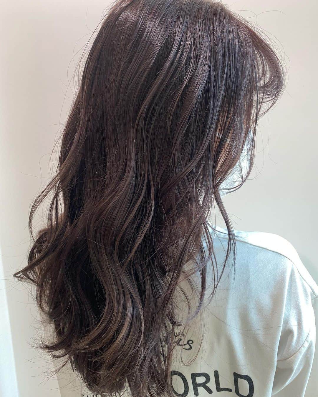 菜々香のインスタグラム：「NEW HAIR 👩🏻‍🦰👩👩🏻‍🦰👩👩🏻‍🦰  今回の色もお気に入り!♡  何色ですかー？💜 とメッセージを頂くんやけど いつも雰囲気をお伝えしてお任せやねん。。🤔  たしか！ ラベンダー系✖️グレー系で混ぜてもらっている感じやよ💜🤍  顔まわりサイドにインナーカラーが隠れているんだーーー！ シャンプーするたびに 色がわかるようになるから楽しみです。 マジックや〜🧞‍♀️🧞  そしてこのオイルセラム。 美容院ASHが出してる オリジナルのシリーズの「ennic」。  顔にもつけられるんやって。👏  シャンプーとトリートメントーも 今使用中なんやけど 髪がうるうるする。  天然由来成分にこだわって作られているから  地球にも髪にも優しくてすっごく好き ！  おすすめよん！🥰  #hairstyle#haircolor#ash#ennic」