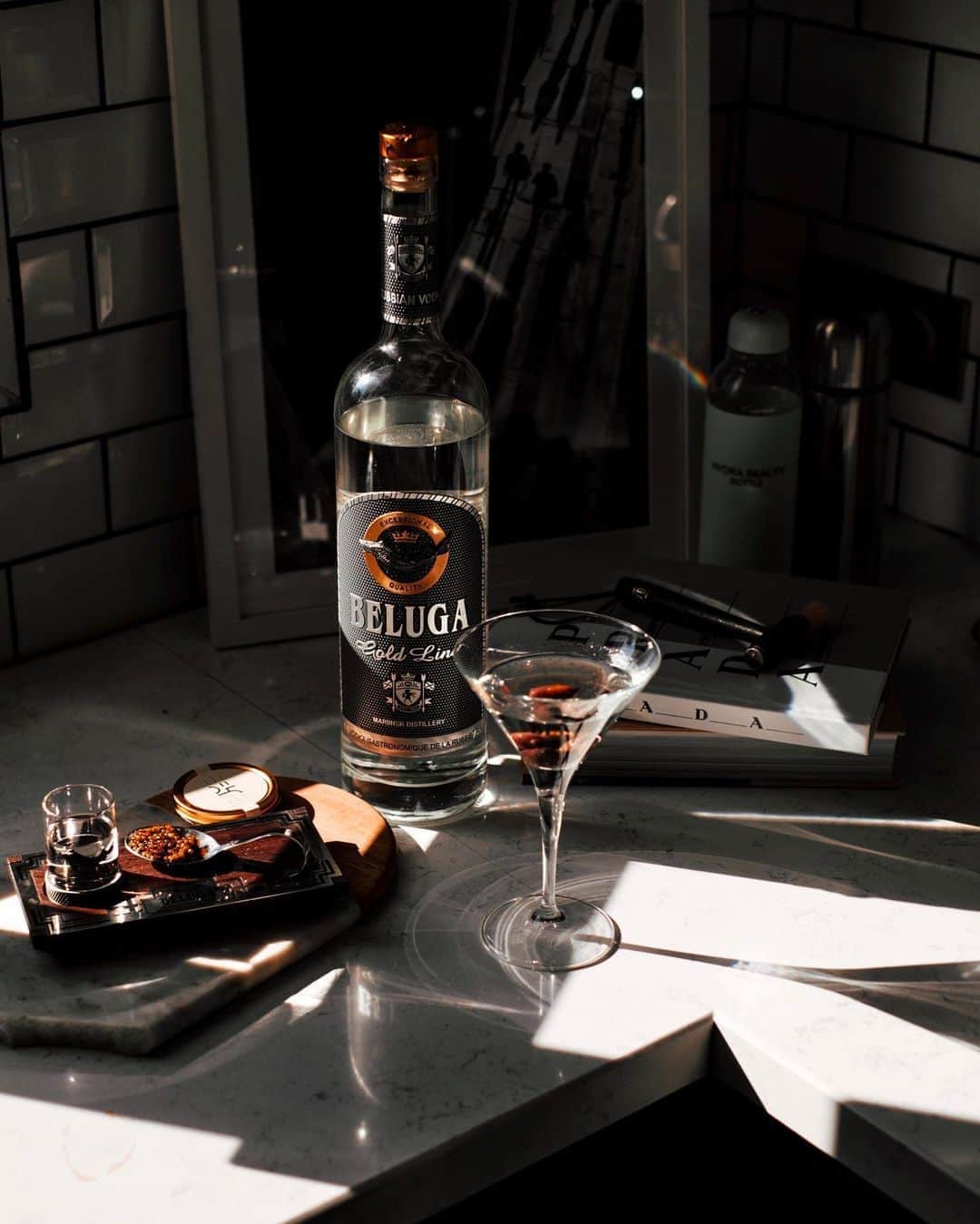 NICOLAS SIMOESのインスタグラム：「✨Getting ready for the cocktails summer season with #belugavodka🍸 #belugagoldline AD」