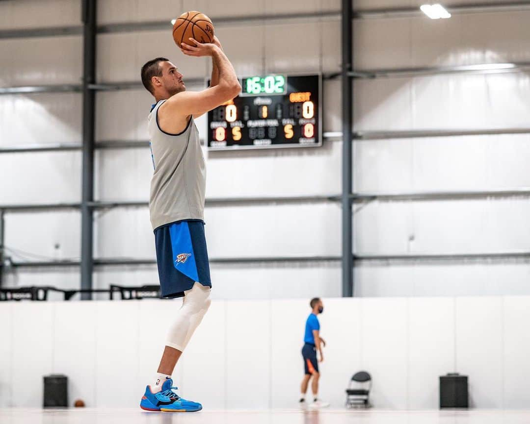 ダニーロ・ガリナリさんのインスタグラム写真 - (ダニーロ・ガリナリInstagram)「❤️🏀 Basketball never stops, training in the bubble!  #WholeNewGame #ThunderUp #NbaBubble」8月7日 18時00分 - danilogallogallinari