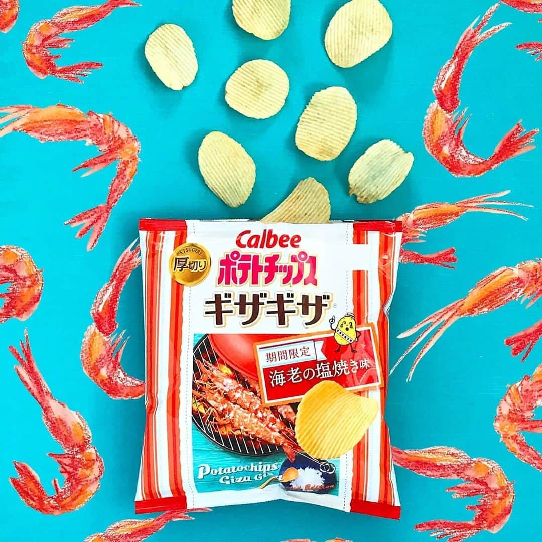 カルビーさんのインスタグラム写真 - (カルビーInstagram)「『ポテトチップスギザギザ®海老の塩焼き味』  良質なじゃがいもを厚めにスライス、ザクッとした食べごたえのある「ポテトチップスギザギザ®」シリーズより、塩をきかせて香ばしく焼いた海老の濃厚なコクと旨みの「海老の塩焼き味」が登場です！  おでかけの方はお供に♪ (お気をつけて^^♪） おうちでお過ごしの方は、おでかけ気分でお楽しみいただけたらウレシイです！  ＊全国のコンビニ以外のお店で期間限定販売中です。  #calbee #カルビー #ギザギザ #ポテトチップス #ポテトチップスギザギザ #海老 #shrimp #えび #海老の塩焼き味  #バーベキュー #BBQ #川 #山 #キャンプ  #海鮮 #釣り #おやつ #おつまみ #ビール  #クラフトビール #ベランダ #アウトドア #ハイキング #ドライブ #アウトドアリビング #ベランピング #家飲み #おうちごはん #キャンプ飯 #キャンプ女子」8月7日 18時00分 - calbee_jp