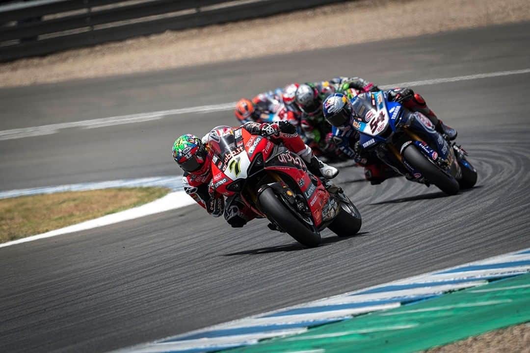 Ducati Japanさんのインスタグラム写真 - (Ducati JapanInstagram)「今週末は、MotoGP第4戦チェコGPがブルノ・サーキットで開催されます。さらにスーパーバイク世界選手権ポルトガル・ラウンドがアウトドローモ・インターナショナル・アルガルベ・サーキットで開催されます。  2020年MotoGP世界選手権の第3戦に向けてチェコ共和国のブルノ入りしたドゥカティチーム。開場以来、このサーキットではレイアウトの変更が一度も行われておらず、ドゥカティはこれまでに3度の勝利を収めており、2018年にはアンドレア・ドヴィツィオーゾがチームメイトのホルヘ・ロレンソを抑えて優勝しています。  現在26ポイントでランキング3位につけているドヴィツィオーゾは、2019年のウエットでの2位を含む、ブルノで通算6回の表彰台を獲得しています。また、アンダルシアGPで転倒してリタイアを余儀なくされたペトルッチ（7ポイントでランキング14位）も、上位争いに復帰することを決意しています。ドゥカティに加入して以来、ブルノでは常にトップ10圏内でフィニッシュしており、プラマック・レーシング・チームでは2018年に6位という最高の成績を残しています。  一方で、ヘレスでの素晴らしい週末を経て、Aruba.it Racing - ドゥカティチームはポルトガルでの挑戦に向けて準備を整えています。  ヘレス・サーキットで行われたレース1、レース2でスコット・レディングが2勝を挙げ、レース2ではチャズ・デイビスが2位に入りワンツーを達成しました。その後、Aruba.it Racing - ドゥカティチームは、今週末にポルティマオのアルガルベ・サーキットに入りSBK第3戦に向けて、準備を進めています。  現在、レディングは98ポイントを獲得し、レイ（カワサキ）に24ポイント差をつけてランキング首位に立っています。デイビスは57ポイントで5位につけています。  ドゥカティ・チームとAruba.it Racing - ドゥカティチームの活躍にご期待ください！  #ドゥカティいいじゃん #ArubaRacing #Ducati #ForzaDucati #MotoGP #SBK #ドゥカティ #パニガーレV4 #CzechGP #PRTWorldSBK」8月7日 18時00分 - ducatijapan