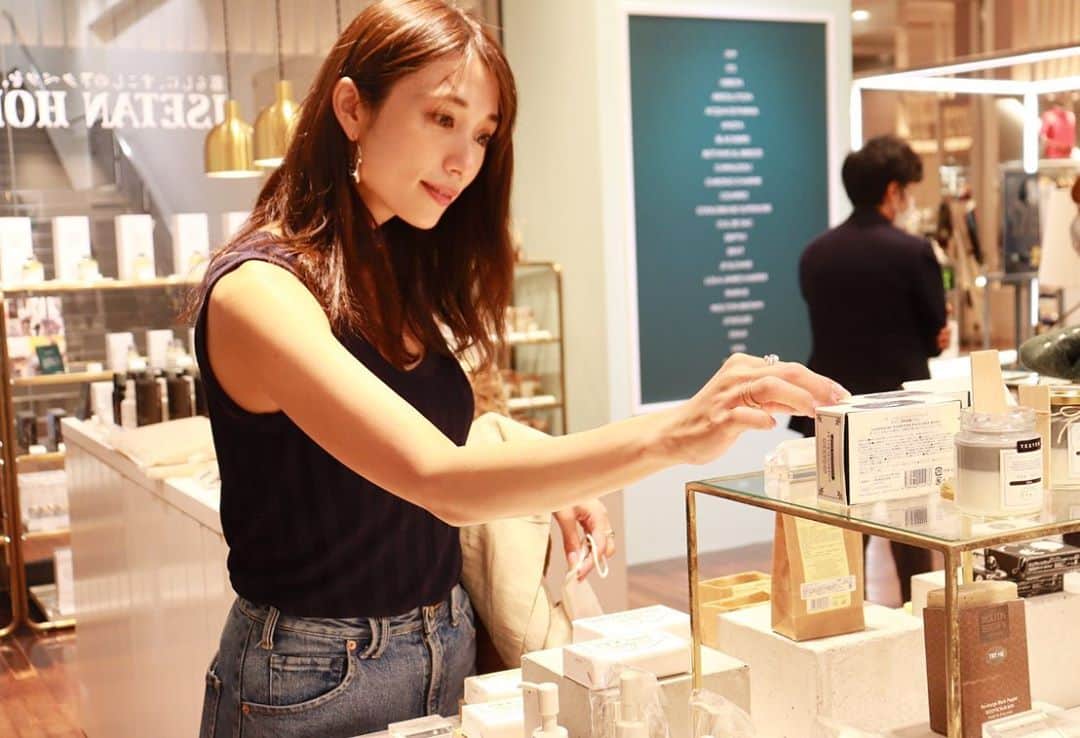 のインスタグラム：「只今、伊勢丹新宿店メンズ館1階にて “ISETAN HOME HOTEL”が期間限定でopenしております😊 《8/5〜8/18まで》 @isetanmens @isetanmens_cosmetics  こちらは、いつもの時間を少し豊かに“トクベツ”な時間にしてくれる人気のホームケアアイテムが揃っているpop upなんです！  ボディーソープやヘアケアアイテム、キャンドルやルーム スプレーなど今注目のブランドのアイテムが揃っており、 ユニセックスで使用できるアイテムも多かったです！  今は、お家に居ながらもホテル気分を少しだけ味わえたり、より癒しを与えてくれるようなホームケアアイテムを求めている方が多いですよね✨  私は自分へのご褒美として、 @acquadiparma_official のボディースクラブを選びました💓 無類のスクラブ好きなのでね(笑) 地中海のフルーツを想像させるアランチャの香りが、バスタイムをより至福の時間にしてくれそうです😊  男女共にギフトとしても喜んで頂けるようなセンスの良い物がたくさんありました✨ ギフト用には　@cigarrojapan の大人の遊び心溢れるアイテムを選びましたので、追ってご紹介します❤️  是非、期間内に遊びに行ってみて下さいね〜✨  #シンプルな暮らし  #丁寧な暮らし #ISETANHOMEHOTEL  #acquadiparma #cigarro #PR」