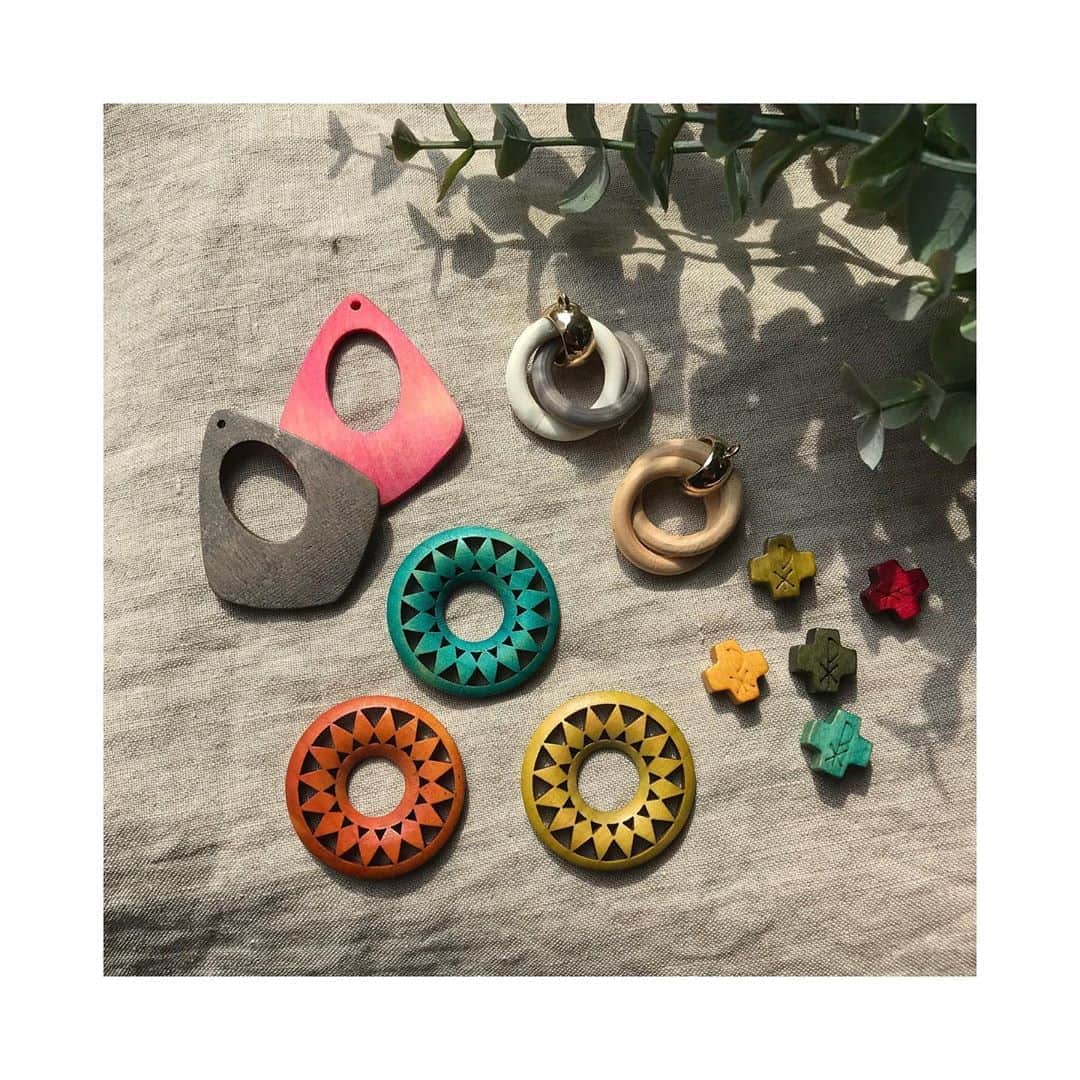 BOX CHARM Industryのインスタグラム：「ウッドパーツ🌿 夏に付けたいウッドアクセサリー！ . この時期だからこそ付けれるカラフルなアクセサリーで夏を楽しみましょう🐳🌊 . ピアス、イヤリングにおすすめです👂🏻✨ . . #boxcharmindustry #boxcharm #handmade #accessory #handmadeaccessory #wood #earrings #pierce #colorful #summer  #ボックスチャームインダストリー #ボックスチャーム #ハンドメイド #アクセサリー #ハンドメイドアクセサリー #ハンドメイドピアス #ハンドメイドイヤリング #ピアス #イヤリング #ウッド #カラフル #木#夏 #夏アクセサリー」