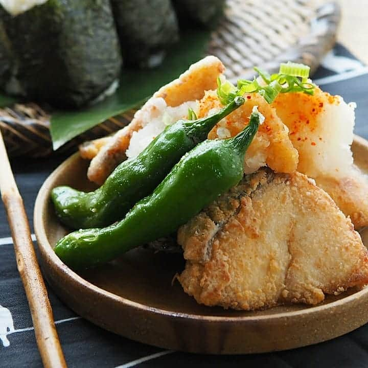 アルペンザルツ公式Instagramさんのインスタグラム写真 - (アルペンザルツ公式InstagramInstagram)「レシピあり🐟🎐 「鰤のおろし竜田」の作り方 * 暑い日でもさ揚げ物をさっぱり食べたい！☀️ そんな時には、鰤の竜田揚げに大根おろしを一緒にどうぞ♪ お好みでポン酢をかけたり、大根おろしにおろし生姜を混ぜ込んでも 美味しいですよ☝️ * * 今回のレシピは、 @wappadegohann さんに作ってもらいました！ * [*Ryo*さんからのワンポイント] 脱水作用のある塩の特性を活かして、鰤の臭み抜きをしっかりとします🙋‍♂️ 仕上がりがぐっと良くなるので出てきた水分をしっかり拭き取って下さい！ * * 3枚目に「ドイツアルプスを巡る旅」が当たる キャンペーンのお知らせがありますよ！ プロフィールのURLから詳細を確認できます✅ * ぜひ参考に作ってみてくださいね！ * * * ∴♔∴∴♔∴ Ⓡ Ⓔ Ⓒ Ⓘ Ⓟ Ⓔ ∴♔∴∴♔∴ * * 「鰤のおろし竜田」 * 【材料】 鰤…3切れ アルペンザルツ…少々 〇醤油…大さじ1 〇みりん…小さじ1 〇酒…小さじ1 〇おろし生姜…小さじ1/2 大根おろし…大さじ3 片栗粉…適量 油…適量 【お好みで】 刻み葱・ポン酢・一味など * * 【作り方】 ①鰤は食べやすい大きさにカットし、アルペンザルツを振り10分置く。 * ②【1】から出てきた水分をよく拭き取りボウルに入れる。〇を全て入れ軽く揉み込んだら冷蔵庫で20分なじませる。 * ③【2】に片栗粉をしっかりまぶし170度の油でカリッとするまで揚げる。 * ④器に盛り、水分を切った大根おろしを添える。お好みで刻み葱、ポン酢、一味などをかけてお召し上がりください。 * * #アルペンザルツ #塩 #美味しい塩 * #今日のごはん #手作りごはん #簡単レシピ #おかず #レシピ #食卓 #節約 #献立 #家庭料理 #節約生活 #自炊 #ランチ #家ごはん #時短レシピ #簡単レシピ #おいしい #料理 #美味しい #おうちごはん #手作り料理 #手料理 #料理好きな人と繋がりたい #竜田揚げ #さっぱりレシピ #塩レシピ #鰤」8月7日 18時02分 - alpensalz_jp