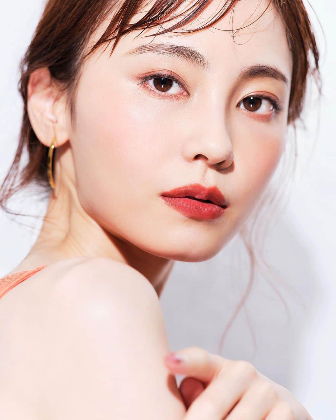 酒井結加のインスタグラム：「Photo🧡 ・ ・ ・ Photo @notosunao  hairmake @sachie_ohmori  model @syukas  ・ ・ ・ #photo#summer#make#makeup  #beauty#orangemakeup」