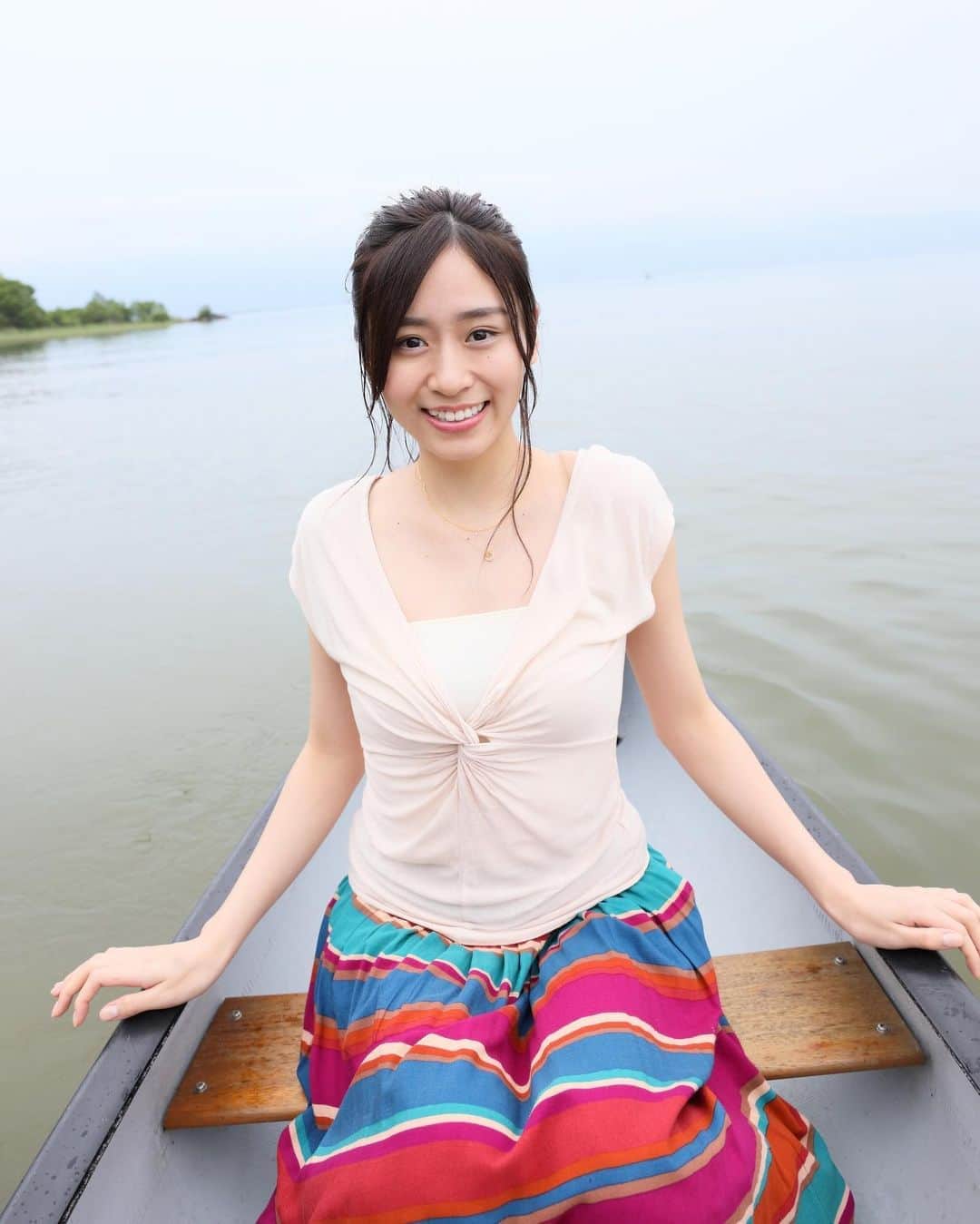 内木志のインスタグラム：「初めての写真集『こころまち』が 9月11日に発売されます✨ 私の故郷、滋賀県で撮影していただきました✨ 初ランジェリーグラビアや制服姿もあったり、ガチャコン(近江鉄道)や琵琶湖でも撮影していただきました✨ こころまちにしてて下さい〜💕 #滋賀県 #琵琶湖 #写真集 #こころまち」