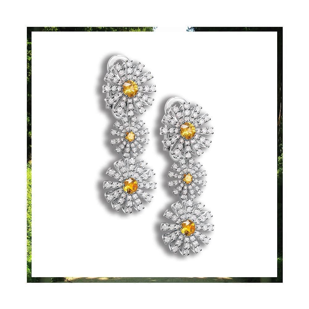 のインスタグラム：「Gold lights for #DamianiMargherita! The balanced encounter between white and yellow gold is enhanced by the brightness of diamonds and yellow sapphires. The brooch-pendant is enriched with a suggestive golden beryl.   #Damiani #DamianiMasterpieces」