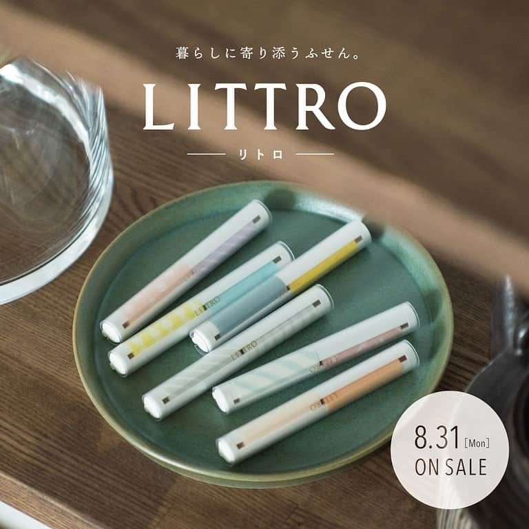 のインスタグラム：「✨新商品✨”暮らしに寄り添う”小さなロールふせん『LITTRO(リトロ)』  カンミ堂は、これまでになくシンプルで 暮らしになじむデザイン・高い利便性を持った 新形状の小さなロールふせん『LITTRO(リトロ)』を 2020年8月31日(月)に発売いたします🙌  新商品の『リトロ』は、 〈シンプルさ／コンパクトさ／使いやすさ／多用途さ〉 の4つの点にこだわって開発した、 使うひとの“暮らしに寄り添う”ロールふせんです。  〜〜〜〜〜〜〜〜〜〜〜〜〜〜〜〜〜〜〜〜〜 【 POINT 】   １）生活空間に溶け込む「シンプルさ」 シンプルな形状・構造、白基調のシンプルなデザインで、 持ち物やインテリアに調和。いつもそばに置きたくなる 存在感を目指しました。カバーは上品な金のロゴ入りです✨  ２）置きたい場所にすっと収まる「コンパクトさ」 カンミ堂オリジナルの製法による極細ロールふせんで、 ほかにないコンパクトさを実現。 ポーチや小さな鞄、小物入れにもすっきりと収まります☘️  ３）「使いやすさ」を追求した本体設計 着脱の手間なく使用でき、カバー部分が使用時の持ち手になる 〈スライド式2WAYカバー〉や、詰め替え構造のシンプルさ、  左右両用仕様など、多くの方に使いやすい設計にこだわりました👀  ４）1本でメモやマークなど、いろいろ使える「多用途さ」 ふせんはマイクロミシン目入り＆しっかり貼り付いてはがしやすい 「センターのり」仕様で、メモとマークどちらにも使えます。 手帳やノートの見出し・ラベリングにも📖  〜〜〜〜〜〜〜〜〜〜〜〜〜〜〜〜〜〜〜〜〜  ラインナップは、柄ふせん4種・無地ふせん2種の全6種です！ 8月31日(月)の発売をお楽しみに☺️  ＊商品詳細は、プロフィールより弊社公式HPをご覧ください。 ＊店舗により取扱い開始時期が異なります。 ＊各店舗の在庫状況は、お手数をおかけいたしますが、お客さまより直接販売店舗さまへご確認ください。  #new #新商品 #LITTRO #リトロ  #カンミ堂 #kanmido  #付箋 #ふせん  #フィルムふせん  #ロールふせん  #シンプル  #暮らし  #stationery #bungu #文具 #文房具 #文房具好き #stationeryaddict」