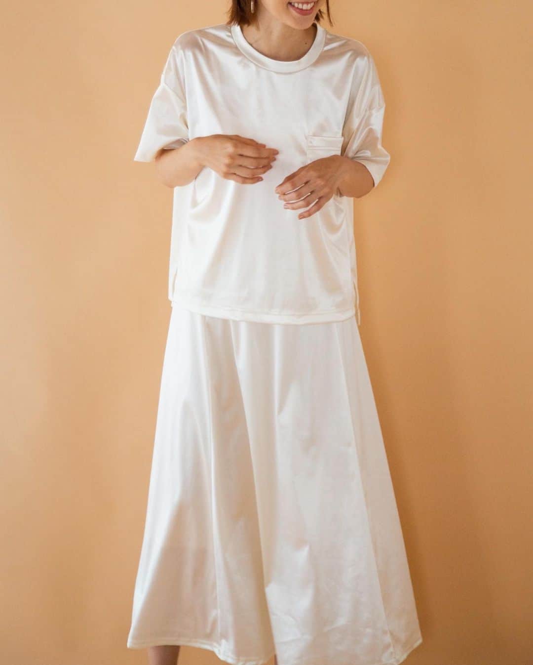 安田美沙子さんのインスタグラム写真 - (安田美沙子Instagram)「ひょっこりはん❤️ . . . スカートは、ウエストがゴムになっているので、ハイウェストでシャツをインしました。Tシャツはユニクロ✨ . . .  ワンピースや、その他のお洋服の購入は、プロフィールに貼り付けてある私のHPからも飛べるようになりました😊✨他の情報もこちらに書いてあるので、ぜひ見てください！  https://www.yasudamisako.com/  . . . もちろん、ZOZOTOWNのサイトからも購入できます❤️  ↓ https://zozo.jp/search/?p_tpcsid=1242308  #instagood #nylonjapan #nowme #fasion #zozotown #onepeace #allinone #setup #lagunamoon  #みさこファッション」8月7日 18時09分 - yasuda_misako