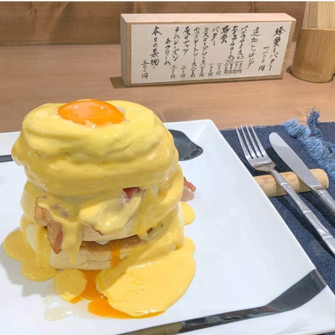 4meee!さんのインスタグラム写真 - (4meee!Instagram)「﻿ ﻿ ＼ベーコン×目玉焼き×パンケーキ🥞／﻿ ﻿ 東京・浅草のパンケーキ専門店「紅鶴」﻿ .﻿ 1日60食限定のパンケーキが超人気なんです♡﻿ .﻿ 極厚ふわふわのボリューミーなパンケーキ🥞﻿ .﻿ チーズとベーコン、たまごがのったパンケーキは、おかず系として抜群の組み合わせ🍳❤️﻿ ﻿ 午前8時30分から予約整理券を配布しているそうなので、ぜひ遊びに行ってみてください！﻿ ﻿ ﻿ ■#4meee_cafe﻿ 住所：東京都台東区西浅草2-1-11﻿ 営業時間：10:30～20:00﻿ 定休日：水曜日﻿ ﻿ ﻿ ﻿❣️ ﻿Photo by　﻿﻿ ﻿ ﻿﻿@miku.happy2 ﻿﻿ 流行りのアイテムやスポットには　@4meee_com をタグ付けして投稿してください🎀﻿﻿ .﻿ #4MEEE#フォーミー#アラサー女子#女子力向上委員会﻿#浅草 #浅草食べ歩き #浅草グルメ #浅草カフェ #浅草ランチ #浅草デート #浅草 #パンケーキ#紅鶴#グルテンフリー#パンケーキ部#カフェ活#パンケーキ巡り#東京カフェ#カフェ#カフェ巡り#カフェめぐり#浅草カフェ#ホットケーキ#ベーコン#目玉焼きasakusa#pancake#pancakes#cafe#sweets#fluffy ﻿」8月7日 18時11分 - 4meee_com