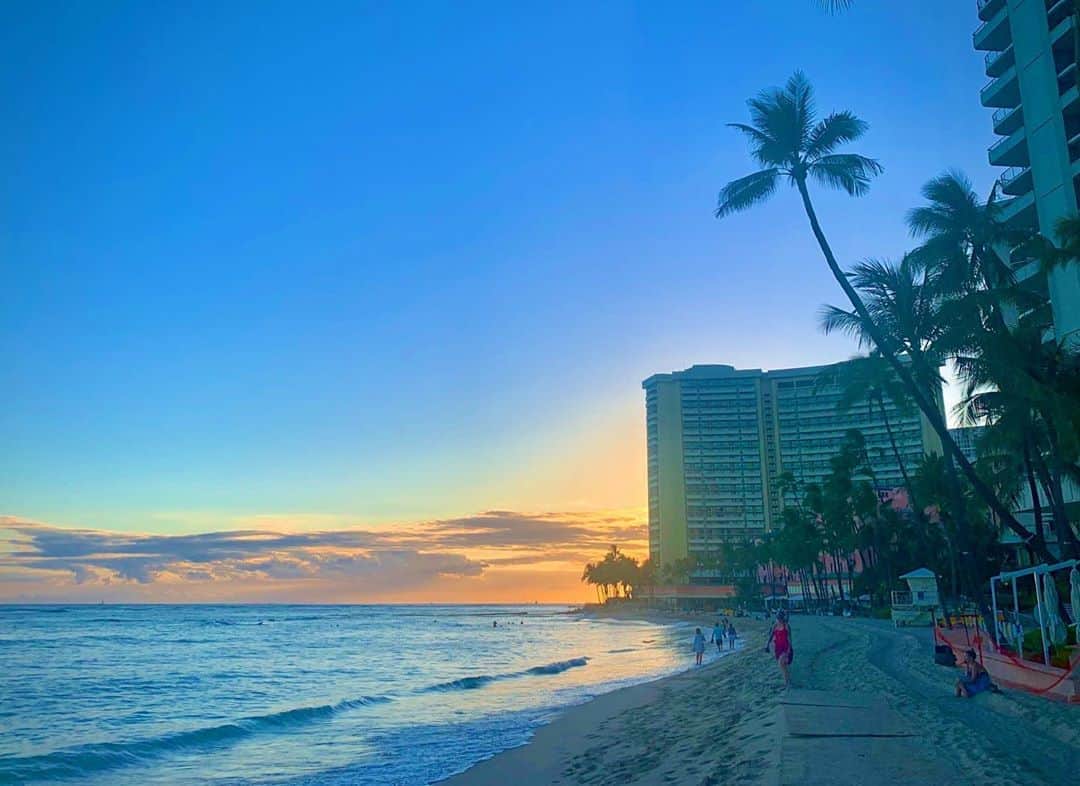 kawaiihawaiitourさんのインスタグラム写真 - (kawaiihawaiitourInstagram)「ハワイでは、最近のコロナ新規感染者の急増の影響でビーチと公園を8/31 まで閉鎖！ハワイ内の島の移動も来週の火曜から14日間の隔離を設けるようです！今日は、その名残り惜しいワイキキビーチからの景色です！しばらく私たち、ハワイに住んでいる者も見れなくなります。当社では、お客様が行きたいところを自由に選んでもらって好きなようにツアーが回れます‼️ --------------------------------------------------------- ❤️Kawaii Hawai'i Tour / カワイイ・ハワイ・ツアー ❤️✨🌈プラン🌈✨ (ハワイ州政府公認会社 PUC 497-C) ✔︎日本人経営 日本人ガイド付きツアーなので安心️🏝✨😎👍🏽 ✔︎あなただけのオリジナルツアーが作れます ✔︎初ハワイ満喫コース、オススメスケジュールご用意しています‼︎ ✔︎ガイドブック派？それともローカル体験派？ ✔︎なんでもご相談下さい 💁🏽‍♂️💁🏽☀️🏝✨😎👍🏽 ✔︎お写真もたくさんお撮りします🤳 ------------------------------------------------------ ✴︎今日の言葉✴︎ 他人と自分を比べて優越感や劣等感を持つのはくだらない他人志向。大切なのは自己志向。 自分が満足して自分が納得すればいい。  (美輪明宏) ------------------------------------------------------ お客様の笑顔が私達の笑顔をモットーにツアーをさせてもらっています🚙🚖🚘 --------------------------------------------------------  #ハワイ #hawaii #カワイイハワイハワイツアー #カカアコウォールアート  #コロナ　#ファインダー越しの私の世界 #カカアコ #ハワイ好き #ラニカイビーチ #天国の海 #ハワイウェディング #ハワイ行きたい #ハワイツアー #アウラニディズニー  #ハワイチャーターツアー #ハワイオプショナルツアー #ハワイ旅行 #ハワイ女子旅  #カイルア #ハレイワ  #ホノルル　#フォトジェニック #ハワイ挙式 #ハワイ好きな人と繋がりたい #ハワイコロナ　#インスタ映え　#ピルボックス　#ワイキキ　#ワイキキビーチ #ヤシの木」8月7日 18時12分 - kawaiihawaiitour