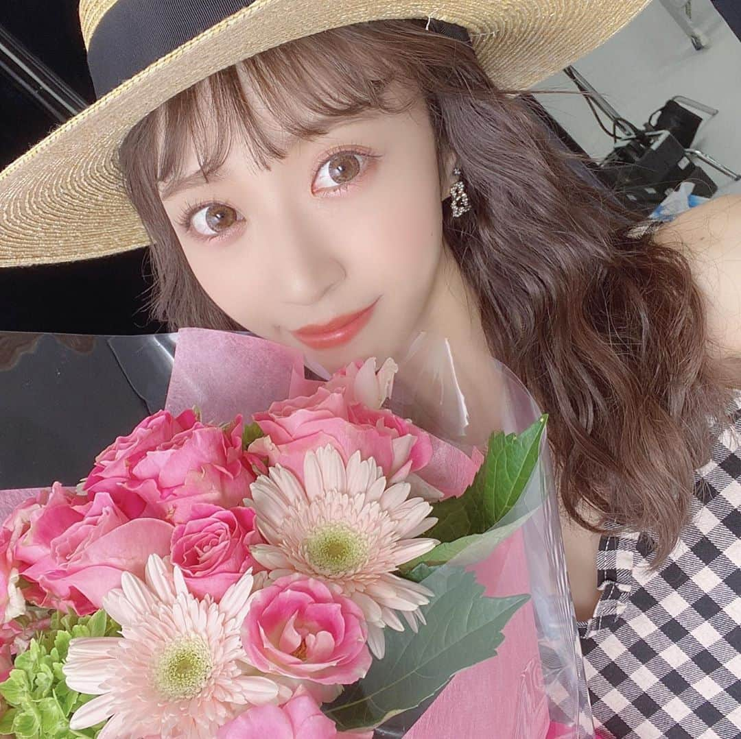 さぁやさんのインスタグラム写真 - (さぁやInstagram)「撮影終わりに﻿ お花を頂きました❤️﻿ ピンクの超可愛いお花💐﻿ ﻿ ありがとうございます😍✨﻿ ﻿」8月7日 18時15分 - saaya831