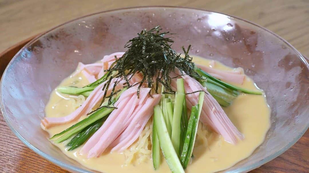 馬場裕之のインスタグラム：「バカうまダレで やみつき冷やし中華🧊🍜  簡単アレンジで いつもとは違った やみつき冷やし中華に なりますよ〜😍  YouTube「馬場ごはん」 にてご視聴くださいー😸 . ▷ @hiro88 ◁ ⇧⇧⇧⇧⇧⇧⇧ こちらをクリック😻  『材料』 中華麺１袋130g（中〜太麺オススメです） スライスハム3枚（焼豚でも） きゅうり1/2本 刻み海苔適量 めんつゆ60cc（二倍濃縮） 卵1個 マヨネーズ大さじ1 和がらし適量  #新しい日常  #一緒にやってみよう #おうちごはん  #吉本自宅劇場  #馬場ごはん」