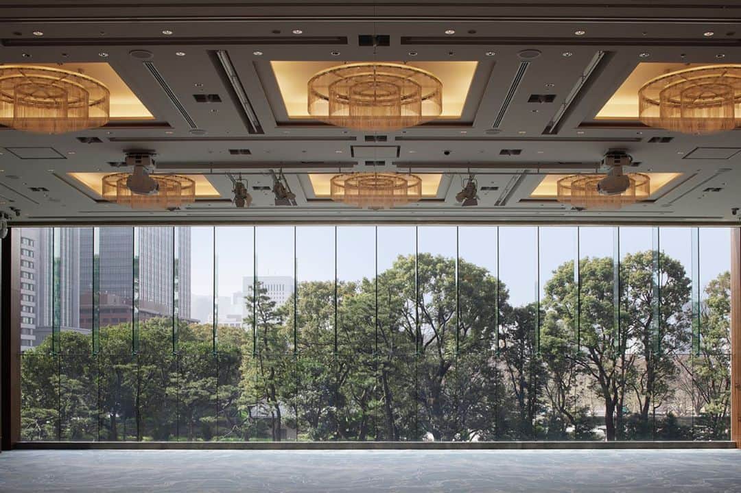 Palace Hotel Tokyo / パレスホテル東京さんのインスタグラム写真 - (Palace Hotel Tokyo / パレスホテル東京Instagram)「お盆休みはソーシャルディスタンスに配慮しながらランチタイムを。8月10日から14日の間、宴会場 葵西をレストランとしてオープン。いつもとは少し違った景色で、グランド キッチンのお料理をお楽しみください！  Between Aug. 10 - 14, Aoi Ballroom will open as a restaurant. Enjoy the dishes of Grand Kitchen with an outstanding view of Marunouchi.  #グランドキッチン #葵西 #葵 #期間限定 #ホテルランチ #ホテルレストラン #東京の自然 #景色が綺麗 #丸の内 #パレスホテル東京 #grandkitchen #ballroom #hotellunch #hotelrestaurant #natureinthecity #roomwithaview #lhwtraveler #uncommontravel #Marunouchi #PalaceHotelTokyo」8月7日 18時18分 - palacehoteltokyo