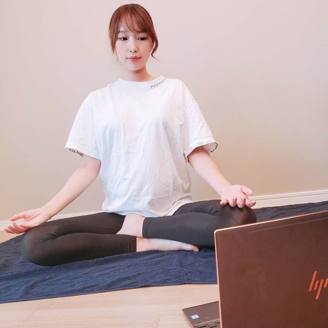 佐藤夏希のインスタグラム：「最近全然運動出来てなかったので アクトスのオンラインフィットネスを受けました♡ 私が受けたのは［はじめてヨガ］というクラスで 妊婦の私でも無理なく参加することができましたよ♡ なにより自分の呼吸とゆっくり向かい合う時間がとってもリラックスできて幸せな時間でした♡ 色んな所をストレッチすることで終わった時には体が超軽かったよ💓🥰  産後はしっかり脂肪燃焼のクラスも受けてみたいな❤️❤️❤️  #アクトス #スポーツクラブアクトスwill_g #フィットネスでハッピー #オンラインフィットネス#オンラインヨガ  #おうち時間  #ダイエット #運動不足 #自宅トレーニング#マタニティ#マタニティヨガ#妊娠後期#妊娠記録」