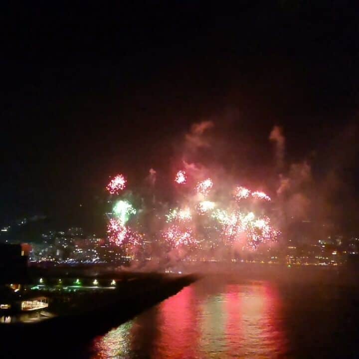 ホテルニューアカオ　熱海温泉＆リゾートのインスタグラム：「8月5日の花火大会の様子です🎆 ホテルからはこんなにも綺麗な花火が見れます！」