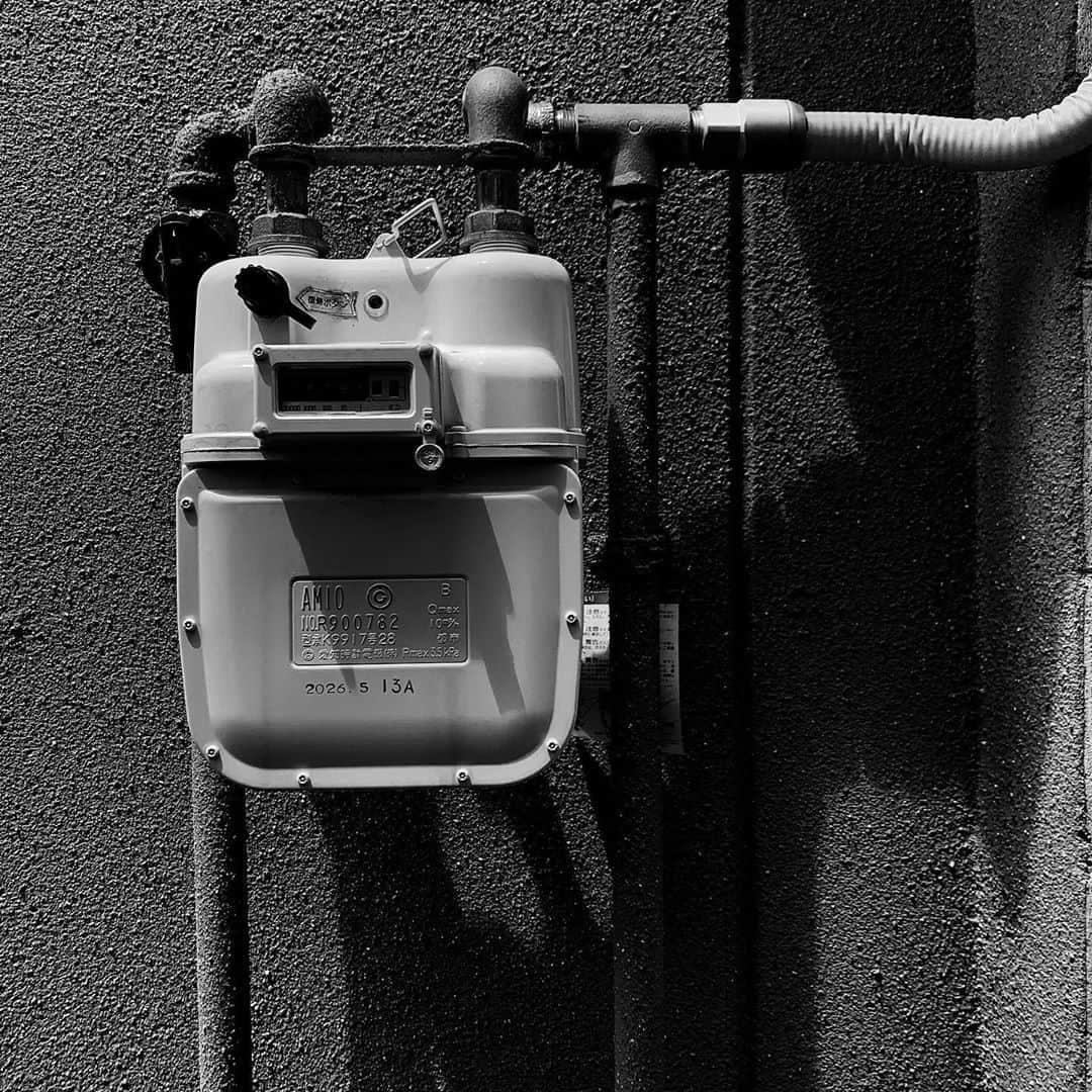 naotakeのインスタグラム：「ガスメーター - A gas meter / iPhone XR & Snapseed, 20200808 . . 明日から夏休みだが、そんな気がしない不思議な夏。 . . #spicollective #royalsnappingartists #infamous_family #rsa_main #infinity_photo_cult #2_fineart #jp_gallery_member #jp_gallery_bnw #trb_bnw #wp_bnw  #bnw_life #bnwlife_member #bnw_life_shots #bnw_captures #world_bnw #top_bnw #team_jp_ #team_jp_モノクロ #ig_energy_bw #ig_nihon #streetphotographybnw #igersjp #blackandwhite #bnw #bnwphoto #monochrome #bw #bnwphotography #ShotOniPhone #shotoniphoneXR」
