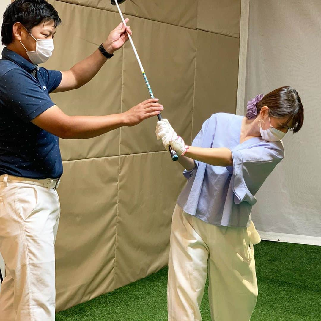 奥山夏織さんのインスタグラム写真 - (奥山夏織Instagram)「やっぱり#ゴルフレッスン って大事！！🥺 ・ 最近スコアが低迷してたのでちゃんと教えてもらいに#赤坂 にある#cheersgolf に行ってきました❣️ ・ 先生は#安岡先生(@yasuoka_cheersgolf)😊丁寧に私の最近の低迷理由をしっかり教えていただきました😭どうりでスコア低迷だわ！備忘録としても書いておこう！(上手く書けないかもだけど) ・ ■スイングしたときの角度が上すぎるのと、戻ってきてる機動がズレてる。トップとかスライスしやすかった理由 ■ここまででいいの？ってくらいにあげる。いつもあげすぎてバックスイングがダメ ・ って人それぞれ内容は違うけど久しぶりに#rogue の1番良いところに当たった良い音が聞けた😍💓これは来週のゴルフ頑張らねば。。。 ・ 1、2枚目📸　位置の修正 3枚目📸　だいぶ良くなったスイング 4枚目📸　上が修正後、下が修正前。スイングの戻り方が全く違う。線の中に入ってなきゃだめ🙅‍♀️ 5枚目　上が修正後、下が修正前、全く違う 6枚目　バックスイングが綺麗🥺✨ 7.8枚目はお知らせのポスター📢✨ ・ ✨#cheersgolf からお知らせが２つあります✨ ①7枚目の#朝活ゴルフ を始めたみたいです✨仕事前に練習おすすめです😊 ②24時間練習ができるみたいです！仕事終わりに行きたい人にはおすすめですね💓 ・・・ #cheersgolf #赤坂ゴルフ #ゴルフレッスン #pr #トリドリベース　　#golf #golf女子 #golfcoordinate #golfwear #ゴルフ女子 #ゴルフ女子コーデ #ゴルフ#ゴルフ日和 #ゴルフ好きな人と繋がりたい #🏌️‍♂️‍♀️ #⛳️ #ちゃぉりgolf #インスタゴルフ #インスタゴルフ女子 #赤坂ゴルフレッスン @yasuoka_cheersgolf」8月7日 18時21分 - okuyama_kaori