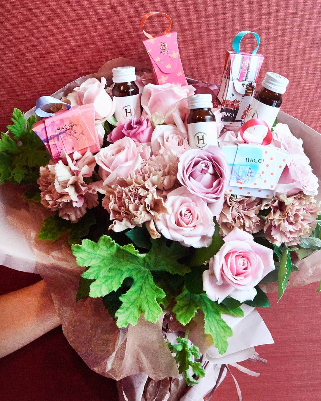 のインスタグラム：「花嫁を華やかに彩るブーケ。『コスメトス』は、ゲストも思わず手を伸ばしたくなる嬉しいセレモニー。 心ときめくコスメをお花と一緒に包んで花嫁から大切な方へプレゼントする、幸せのお裾分け💐 親しい友人の笑顔と歓声が聞こえてきそう💕  Wedding Bouquet with HACCI cosmetics wrapped by happiness. We can hear everyone's laughing :)   #hacci #honey #bee #beauty #skincare #cosmetics #honeycosmetics #madeinjapan #wedding #bridal #bouquet #honeycollagen #honeysoap #honeycandy #はちみつ #はちみつコスメ #スキンケア #ウェディング #ブライダル #ブーケ #ブーケトス #コスメトス #人気 #花嫁 #ハニーコラーゲン #はちみつ洗顔石けん #はちみつキャンディ」