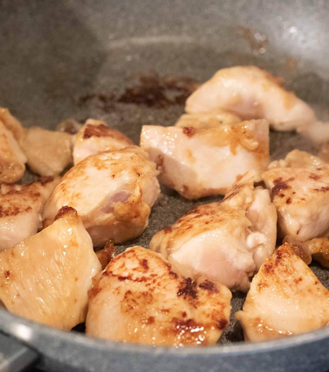 Iguchi Takuto... おうちごはんおじさんさんのインスタグラム写真 - (Iguchi Takuto... おうちごはんおじさんInstagram)「🍳Today’s kitchen(📝レシピあり)﻿ •鶏むね肉と茄子のオイスター炒め﻿ 最近ダイエット思考強めなので、鶏むねレシピをいろいろ開発中😙﻿ これめちゃめちゃ美味しいのでやってみて下さい😚﻿ ﻿ 🐔材料﻿ ・鶏むね肉……1枚﻿ ・茄子……1本﻿ ・ピーマン……3個(緑2個/赤1個)﻿ ・サラダ油……大さじ3﻿ ・塩……1つまみ﻿ ・オイスターソース……大さじ1.5﻿ ★片栗粉……小さじ2﻿ ★みりん……大さじ1﻿ ★酒……大さじ1﻿ ★醤油……大さじ1﻿ ﻿ 🔪下準備﻿ ・鶏むね肉・茄子・ピーマンを大きめにカットする﻿ ・ボウルに鶏むね肉を入れ、★の調味料を混ぜ合わせ、10分ほど馴染ませる﻿ ﻿ ﻿ 🍳作り方﻿ 1. フライパンにサラダ油をひき、中火で鶏肉を全面じっくり焼く﻿ 2. 茄子とピーマンを入れ、塩を振り、炒める﻿ 3. オイスターソースを入れ、さっと炒めて完成﻿ ﻿ 📝ポイント﻿ ・大きめにカットすること﻿ ・強火にしすぎず、鶏むね肉にじっくり火を通すこと﻿ この2つで、しっとりジューシーに仕上がります。﻿ ﻿ ﻿ 是非お試しください😝﻿ ﻿ ﻿ 美味しいで日本を元気に꒰⍨꒱.+*﻿ ﻿ ━…━…━…━…━…━…━…━…━…━﻿ ﻿ ▼.YouTube始めました🍳﻿ 【らくうまチャンネル】と検索して下さい。﻿ 簡単×美味しい料理はもちろん、﻿ <食をエンターテイメントに💐>をテーマに、﻿ 楽しいコンテンツをたくさん投稿していきます！﻿ 是非チャンネル登録お願いします🙇‍♂️﻿ https://www.youtube.com/channel/UCU8N32A-DZ4aGMH1YZ06gYA﻿ ﻿ ▼.料理教室主宰しています🍳(..開講祝1年💐)﻿ Foodies Labo(@foodies_labo)﻿ 簡単×美味しいに拘り、都内で料理教室を開催しています。﻿ 料理初心者•初参加の方•お友達との参加も大歓迎🙆‍♂️🙆‍♀️﻿ まずは気軽にフォローして下さい！﻿ ﻿ ▼.デリバリー専門のレストランを始めました🍴 ﻿ Foodies Tokyo(@foodies_tokyo)﻿ 不定期での営業となりますが、﻿ Uber Eatsに出店しています！﻿ イベントなども都度行っていますので、﻿ 詳しくは、公式アカウントをご覧下さい！﻿ ﻿ ▼.ストーリーズのハイライトをまとめました🎥﻿ 過去にストーリーズで配信した、イベントの様子や、﻿ 企業さまとのお仕事、日々の料理のシーン、﻿ 自身の掲載記事など、アイコン毎にまとめています。﻿ ご興味ある方はご覧下さい！﻿ ﻿ ━…━…━…━…━…━…━…━…━…━﻿ #らくうま飯#らくうま料理#らくうま料理家#らくうま料理研究家#料理家#料理研究家#フードスタイリスト#井口タクト#おうちごはん#おうちごはんおじさん#おうちごはんLover#料理男子#家庭料理#簡単料理#時短料理#簡単ごはん#料理記録#飯テロ#マカロニメイト#料理好きな人と繋がりたい#Foodstylist#ouchigohan_ojisan#IGersJP#japanesefood﻿ #らくうまレシピ#おうちごはんおじさんのレシピ #時短レシピ #簡単レシピ #レシピ#鶏むね肉」8月7日 18時22分 - ouchigohan_ojisan