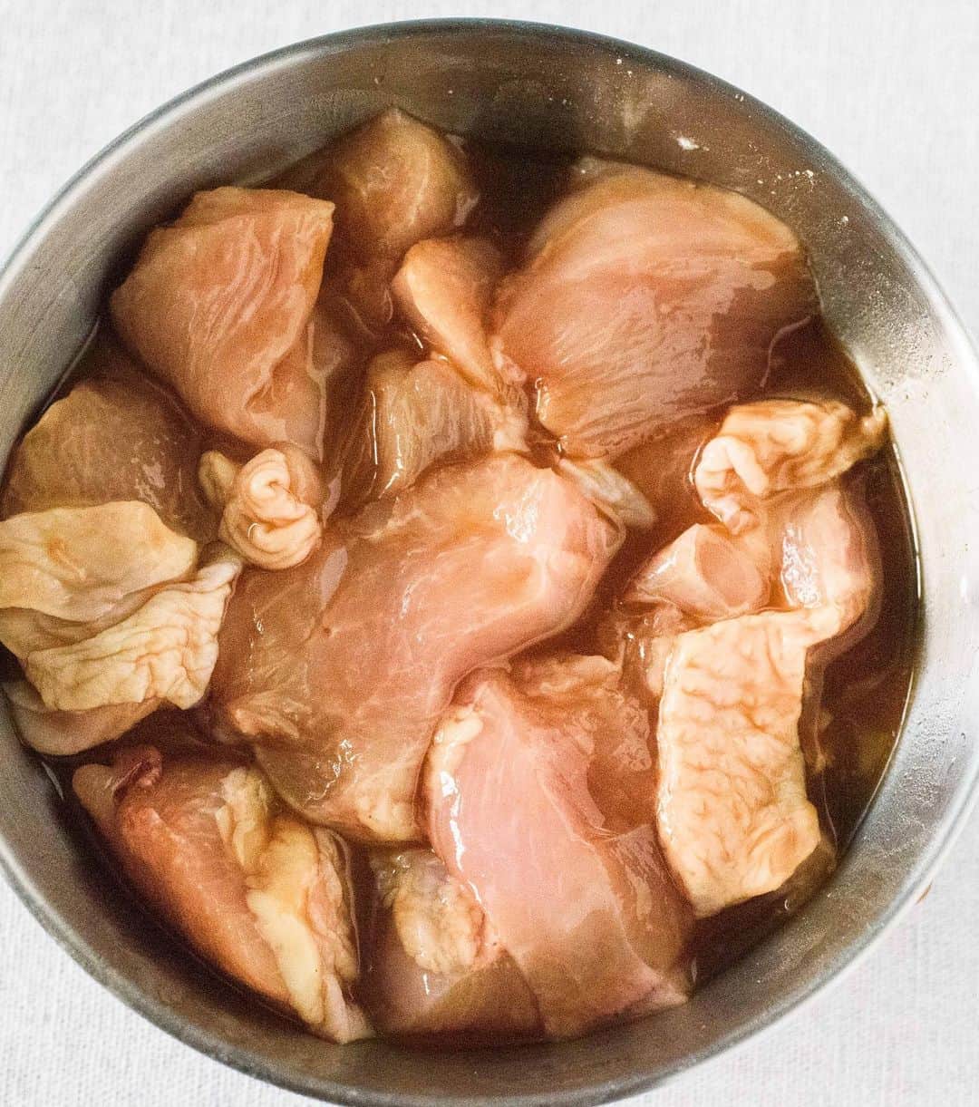 Iguchi Takuto... おうちごはんおじさんさんのインスタグラム写真 - (Iguchi Takuto... おうちごはんおじさんInstagram)「🍳Today’s kitchen(📝レシピあり)﻿ •鶏むね肉と茄子のオイスター炒め﻿ 最近ダイエット思考強めなので、鶏むねレシピをいろいろ開発中😙﻿ これめちゃめちゃ美味しいのでやってみて下さい😚﻿ ﻿ 🐔材料﻿ ・鶏むね肉……1枚﻿ ・茄子……1本﻿ ・ピーマン……3個(緑2個/赤1個)﻿ ・サラダ油……大さじ3﻿ ・塩……1つまみ﻿ ・オイスターソース……大さじ1.5﻿ ★片栗粉……小さじ2﻿ ★みりん……大さじ1﻿ ★酒……大さじ1﻿ ★醤油……大さじ1﻿ ﻿ 🔪下準備﻿ ・鶏むね肉・茄子・ピーマンを大きめにカットする﻿ ・ボウルに鶏むね肉を入れ、★の調味料を混ぜ合わせ、10分ほど馴染ませる﻿ ﻿ ﻿ 🍳作り方﻿ 1. フライパンにサラダ油をひき、中火で鶏肉を全面じっくり焼く﻿ 2. 茄子とピーマンを入れ、塩を振り、炒める﻿ 3. オイスターソースを入れ、さっと炒めて完成﻿ ﻿ 📝ポイント﻿ ・大きめにカットすること﻿ ・強火にしすぎず、鶏むね肉にじっくり火を通すこと﻿ この2つで、しっとりジューシーに仕上がります。﻿ ﻿ ﻿ 是非お試しください😝﻿ ﻿ ﻿ 美味しいで日本を元気に꒰⍨꒱.+*﻿ ﻿ ━…━…━…━…━…━…━…━…━…━﻿ ﻿ ▼.YouTube始めました🍳﻿ 【らくうまチャンネル】と検索して下さい。﻿ 簡単×美味しい料理はもちろん、﻿ <食をエンターテイメントに💐>をテーマに、﻿ 楽しいコンテンツをたくさん投稿していきます！﻿ 是非チャンネル登録お願いします🙇‍♂️﻿ https://www.youtube.com/channel/UCU8N32A-DZ4aGMH1YZ06gYA﻿ ﻿ ▼.料理教室主宰しています🍳(..開講祝1年💐)﻿ Foodies Labo(@foodies_labo)﻿ 簡単×美味しいに拘り、都内で料理教室を開催しています。﻿ 料理初心者•初参加の方•お友達との参加も大歓迎🙆‍♂️🙆‍♀️﻿ まずは気軽にフォローして下さい！﻿ ﻿ ▼.デリバリー専門のレストランを始めました🍴 ﻿ Foodies Tokyo(@foodies_tokyo)﻿ 不定期での営業となりますが、﻿ Uber Eatsに出店しています！﻿ イベントなども都度行っていますので、﻿ 詳しくは、公式アカウントをご覧下さい！﻿ ﻿ ▼.ストーリーズのハイライトをまとめました🎥﻿ 過去にストーリーズで配信した、イベントの様子や、﻿ 企業さまとのお仕事、日々の料理のシーン、﻿ 自身の掲載記事など、アイコン毎にまとめています。﻿ ご興味ある方はご覧下さい！﻿ ﻿ ━…━…━…━…━…━…━…━…━…━﻿ #らくうま飯#らくうま料理#らくうま料理家#らくうま料理研究家#料理家#料理研究家#フードスタイリスト#井口タクト#おうちごはん#おうちごはんおじさん#おうちごはんLover#料理男子#家庭料理#簡単料理#時短料理#簡単ごはん#料理記録#飯テロ#マカロニメイト#料理好きな人と繋がりたい#Foodstylist#ouchigohan_ojisan#IGersJP#japanesefood﻿ #らくうまレシピ#おうちごはんおじさんのレシピ #時短レシピ #簡単レシピ #レシピ#鶏むね肉」8月7日 18時22分 - ouchigohan_ojisan