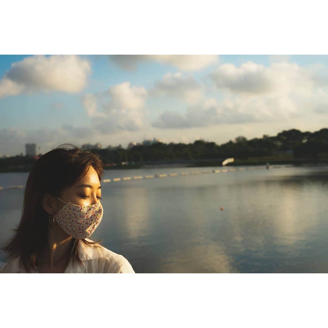 峯岸伽奈のインスタグラム：「. .  .  living with face masks.  😷@handstitchedbyni 📸@take_portrait  #marinabarrage #sonysingapore  #デコピカ」