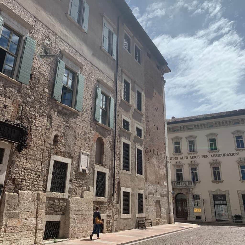 サクラ・キルシュさんのインスタグラム写真 - (サクラ・キルシュInstagram)「📜🏰🎻  City center of Trento <3 . トレントを象徴する大聖堂の前で。💕小さいけれどとてもおしゃれな街でした。写真の時は取りましたが、ずっとマスクして歩いていました✅😔 . #trento #vacation #vacaciones #sunnyday #ootd #ootdfashion #ootdinspo #ootdstyle #fashion #trentocity #vacationvibes #castle #castles #🏰」8月7日 18時27分 - sakura_kirsch